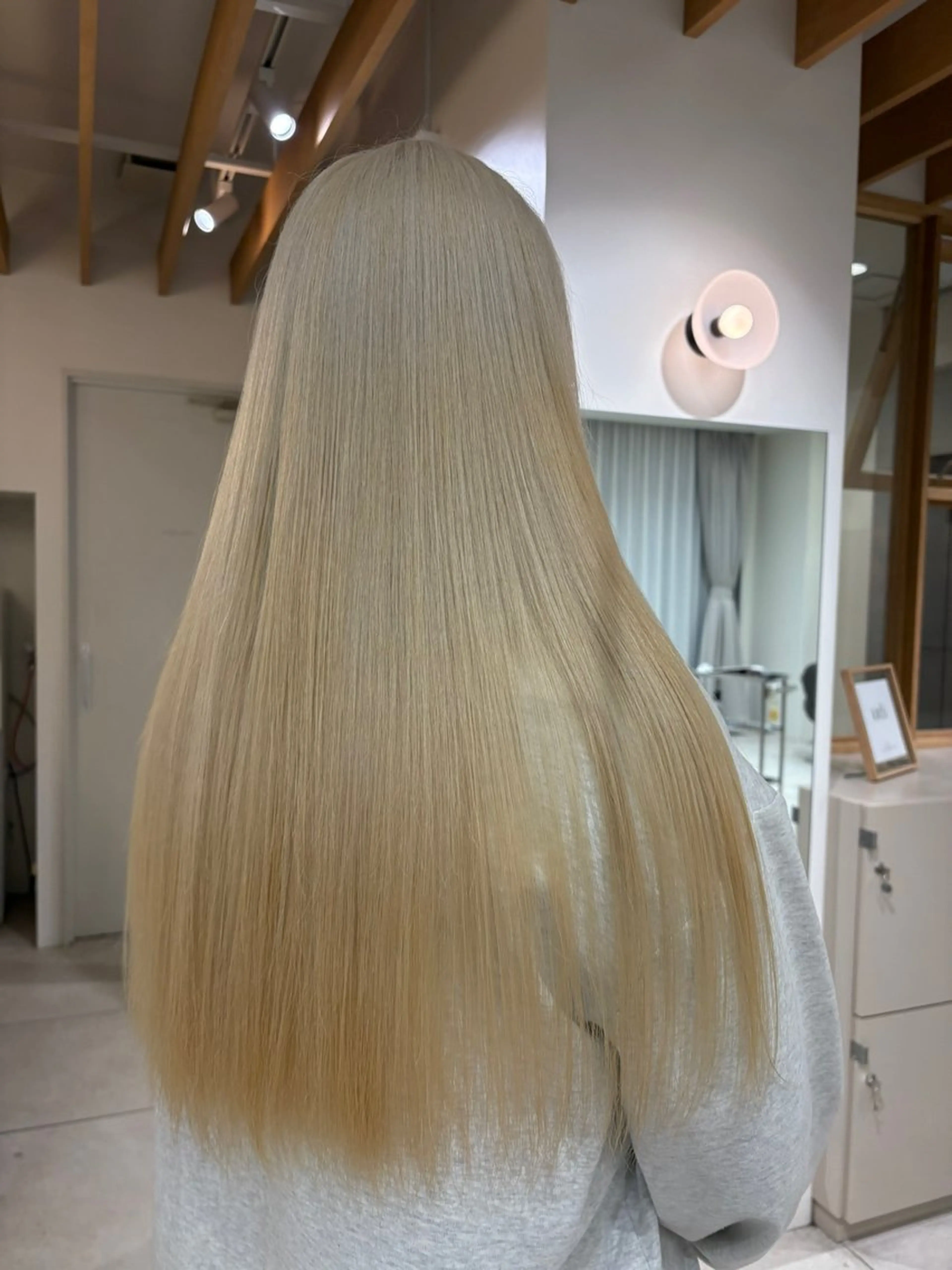 ロング カラー ブリーチ ブロンド ダブルカラー 透明感カラー/ アイブロウリフトのヘアスタイル