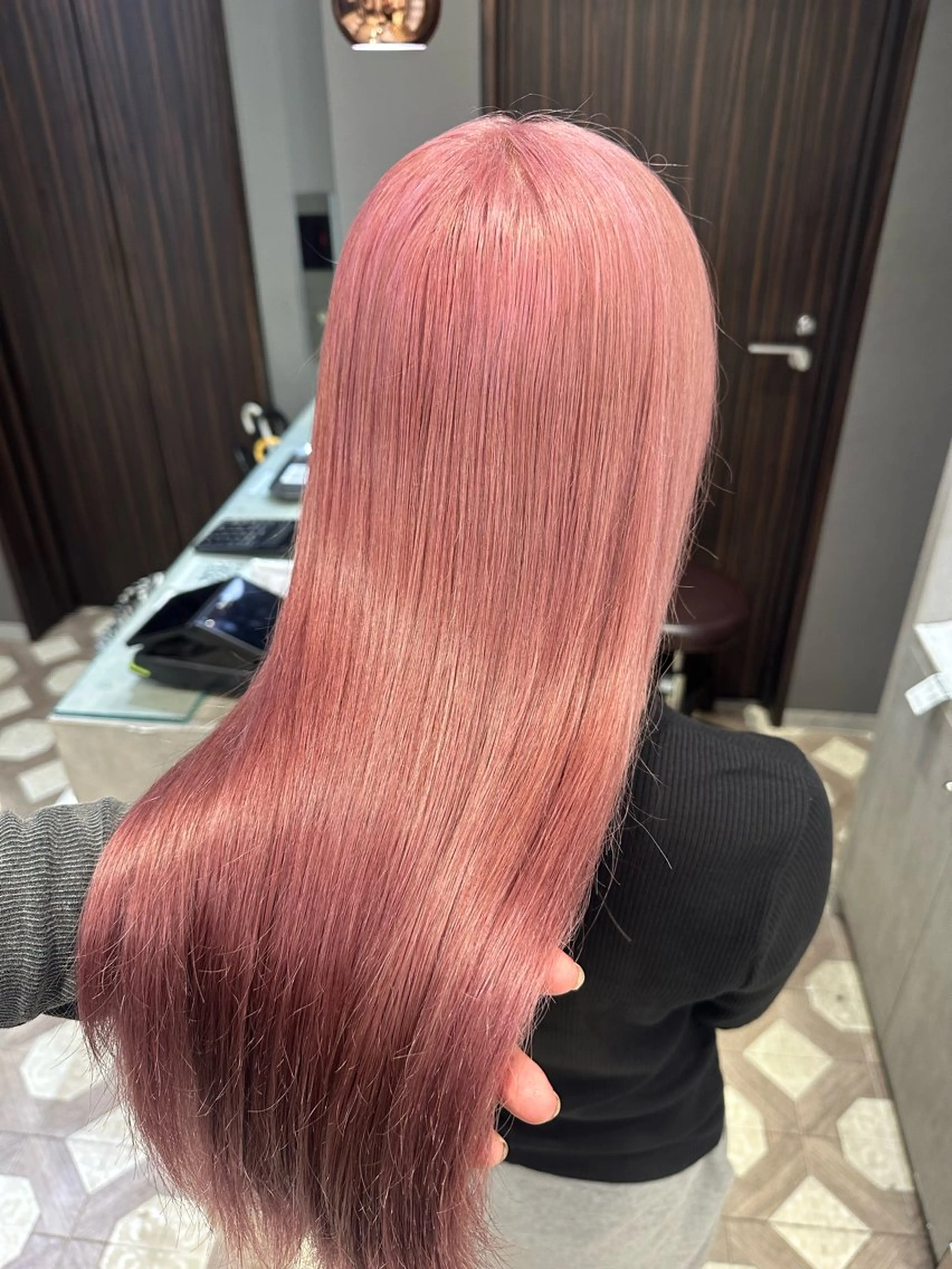 ロング カラー ベージュカラー ブリーチ ブラウンカラー 透明感カラー ピンクカラー ヘアカラー AYAKASA 暖色カラー/レイヤーのヘアスタイル