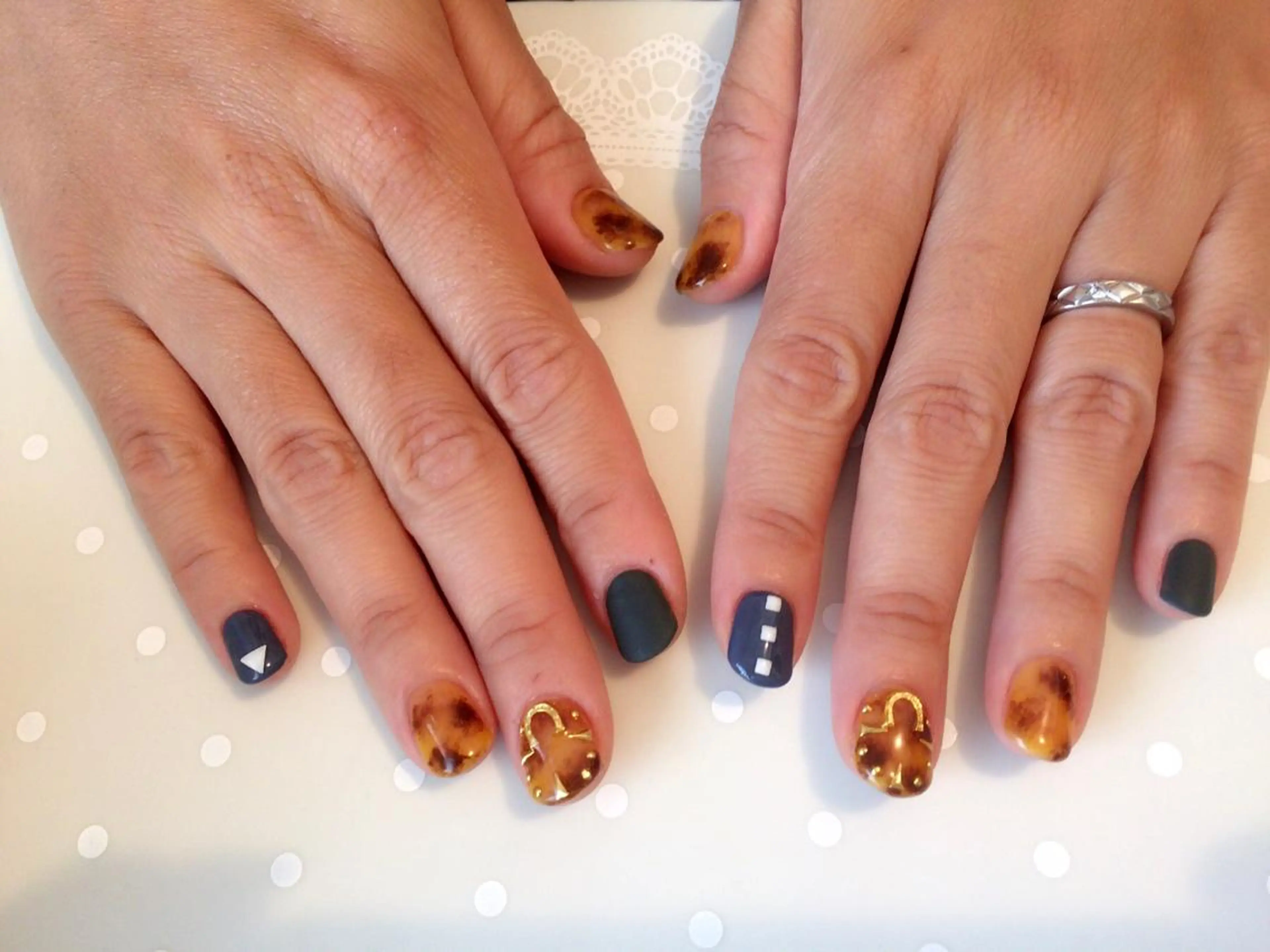 ネイル べっ甲ネイル atelier chic+所属・atelier chic+のネイルデザイン