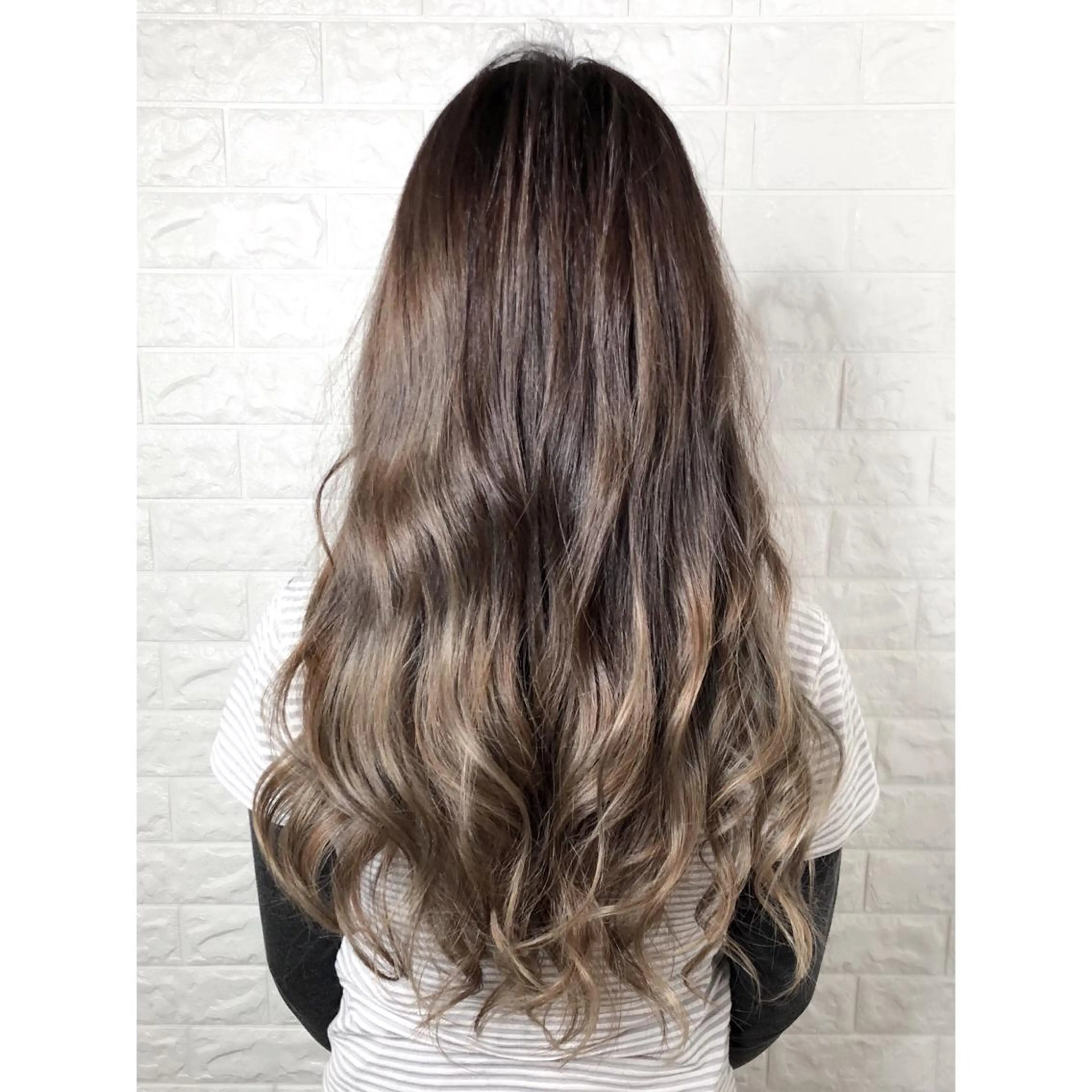 ロング カラー バレイヤージュ ベージュカラー ブリーチ ミルクティーベージュ レイヤーカット KIZU 髪質改善 オカルト怪談のヘアスタイル