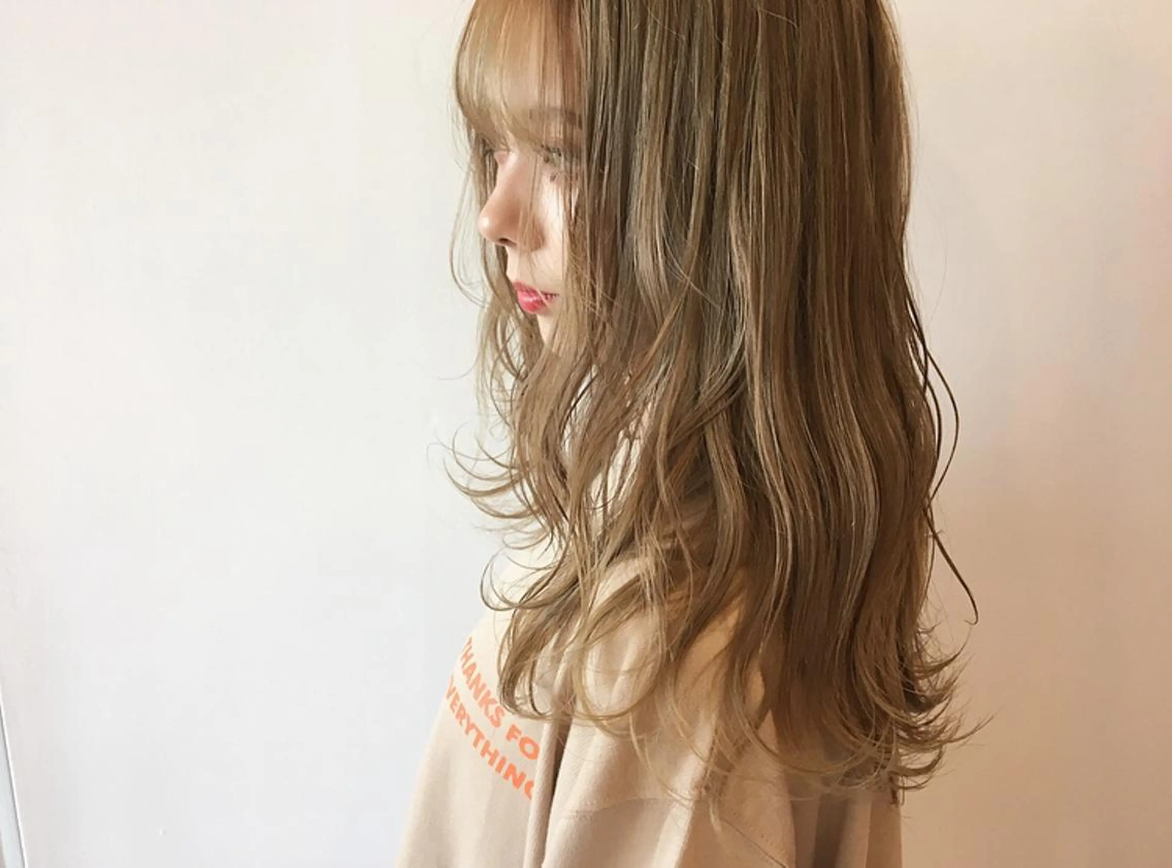 セミロング カラー アッシュ ベージュカラー ブリーチ 透明感カラー ハイトーンカラー カット ヘアカラー トリートメント 鈴木 翔梧のヘアスタイル