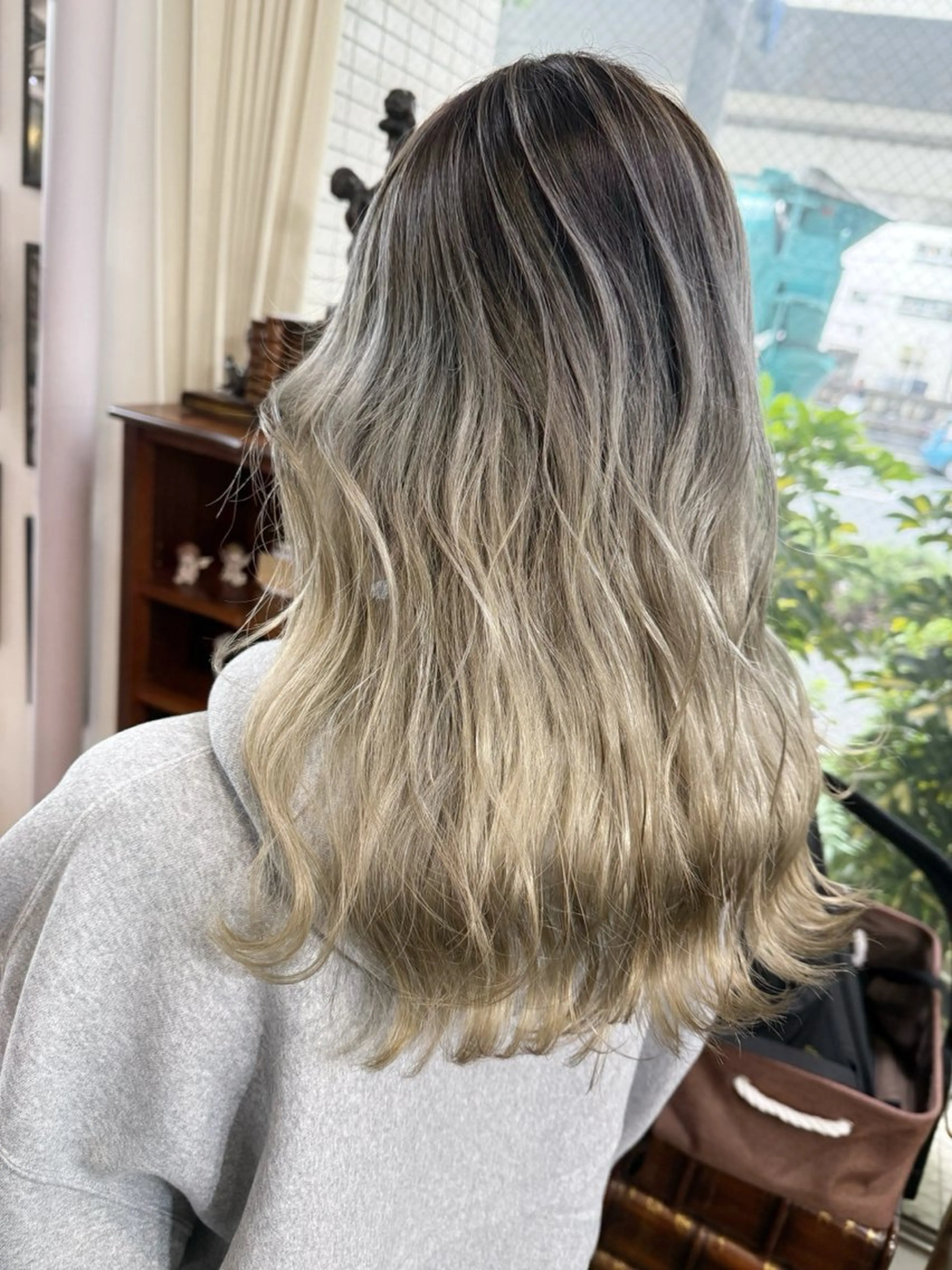 セミロング カラー バレイヤージュ レイヤーカット ヘアカラー モモカ/ハイトーン /バレイヤージュのヘアスタイル