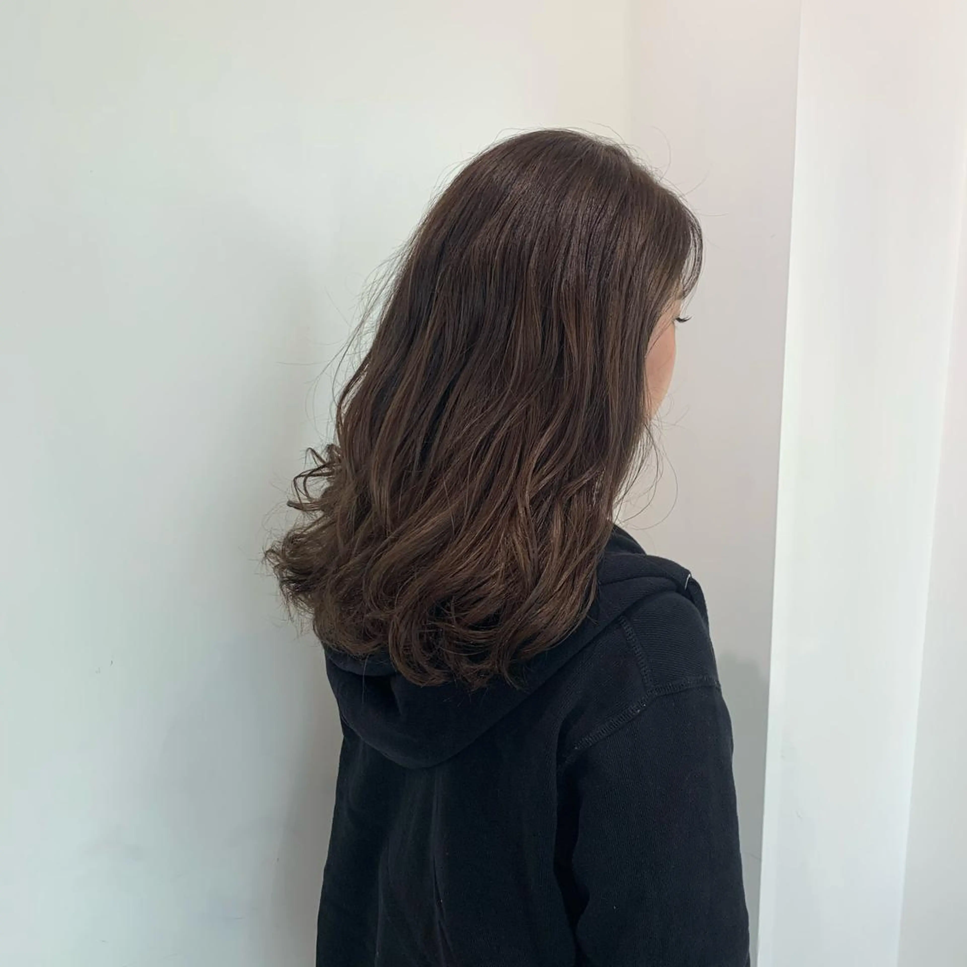 セミロング 津秋 朝美のヘアスタイル