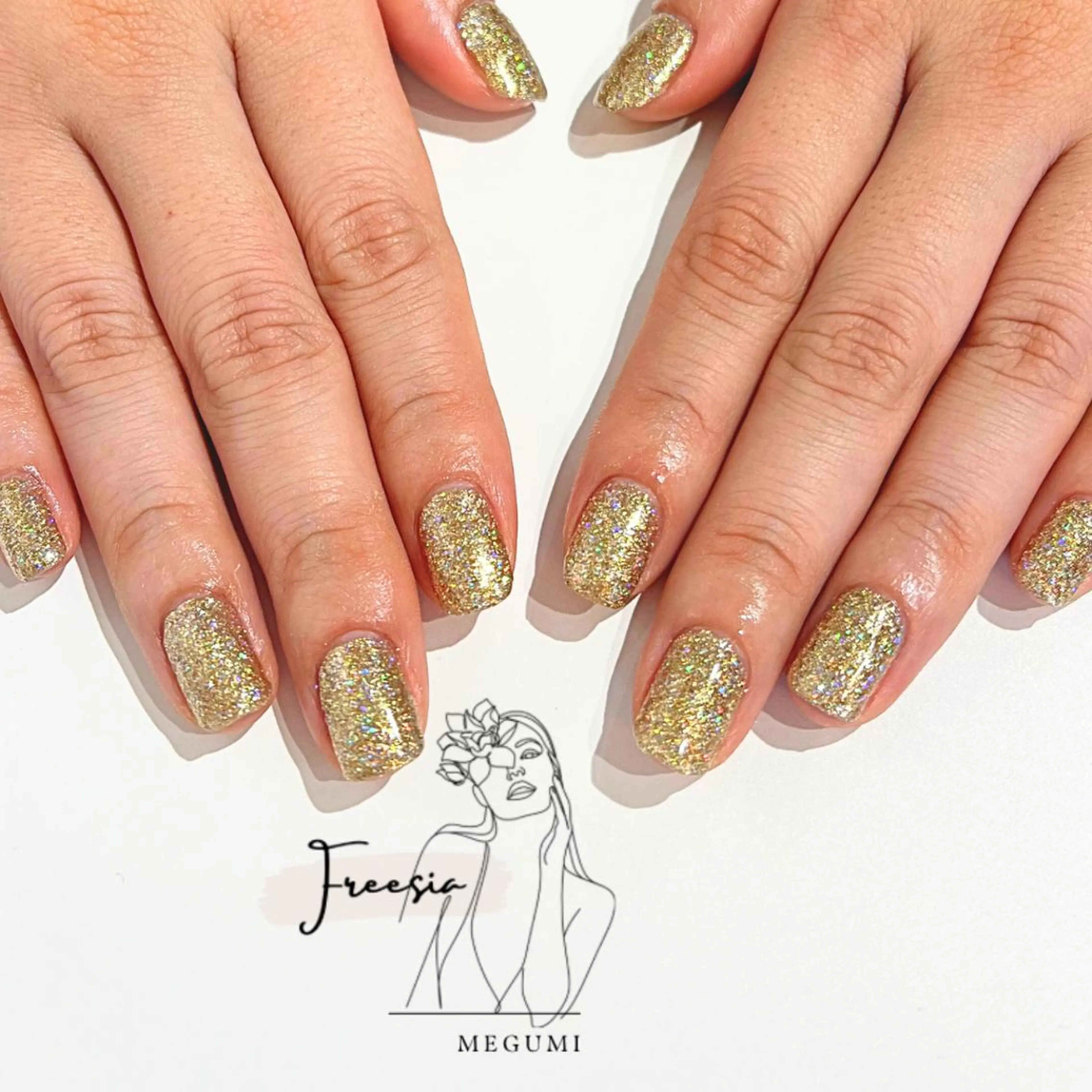 ネイル ゴールド キラキラネイル ラメ(グリッター) ワンカラーネイル シンプルネイル ハンドネイル 当日予約も歓迎⭕️ Megumiのネイルデザイン