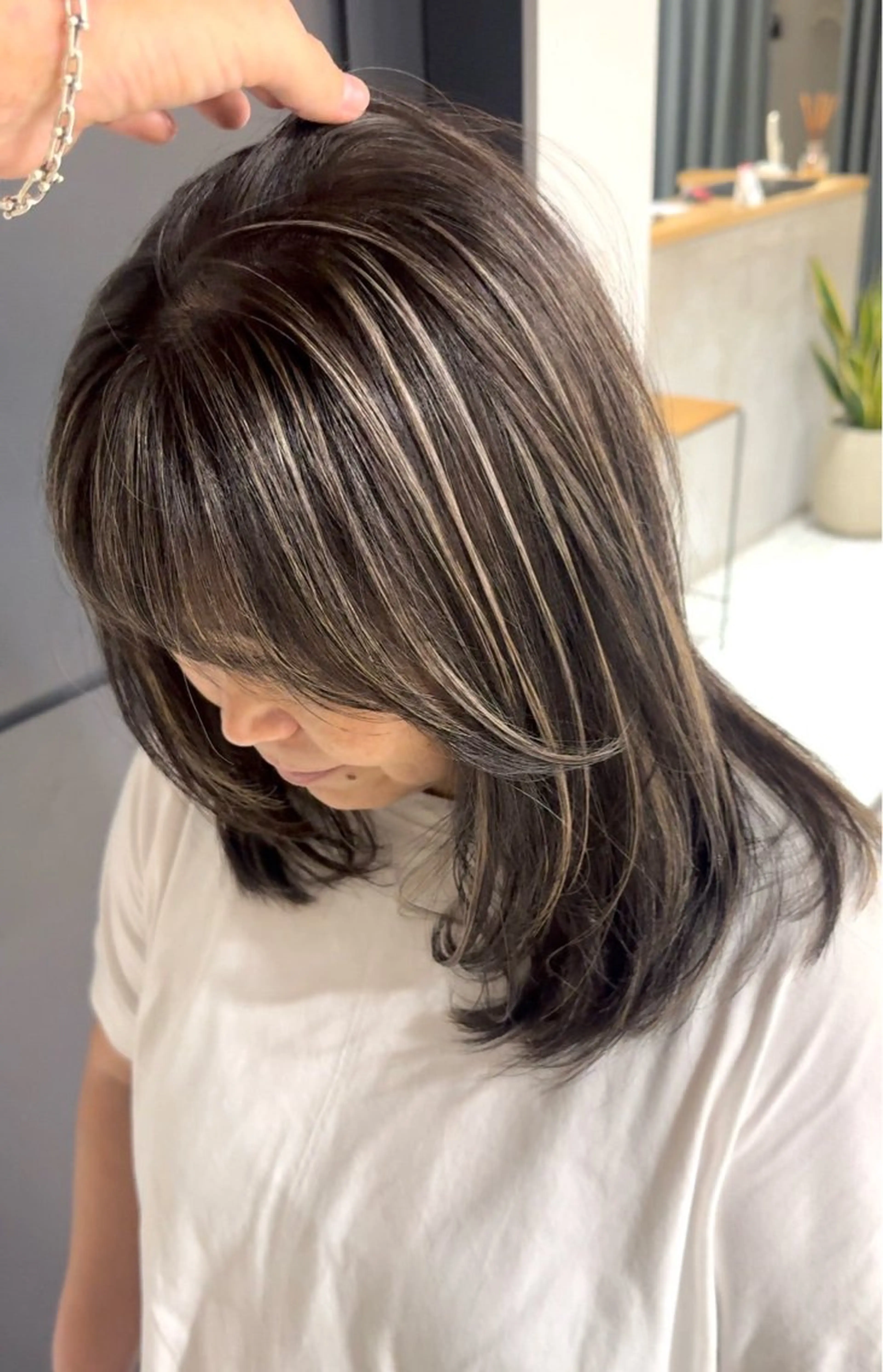 ミディアム カラー ハイライトカラー ハイライト 神戸で縮毛矯正/髪質 改善/お任せくださいのヘアスタイル