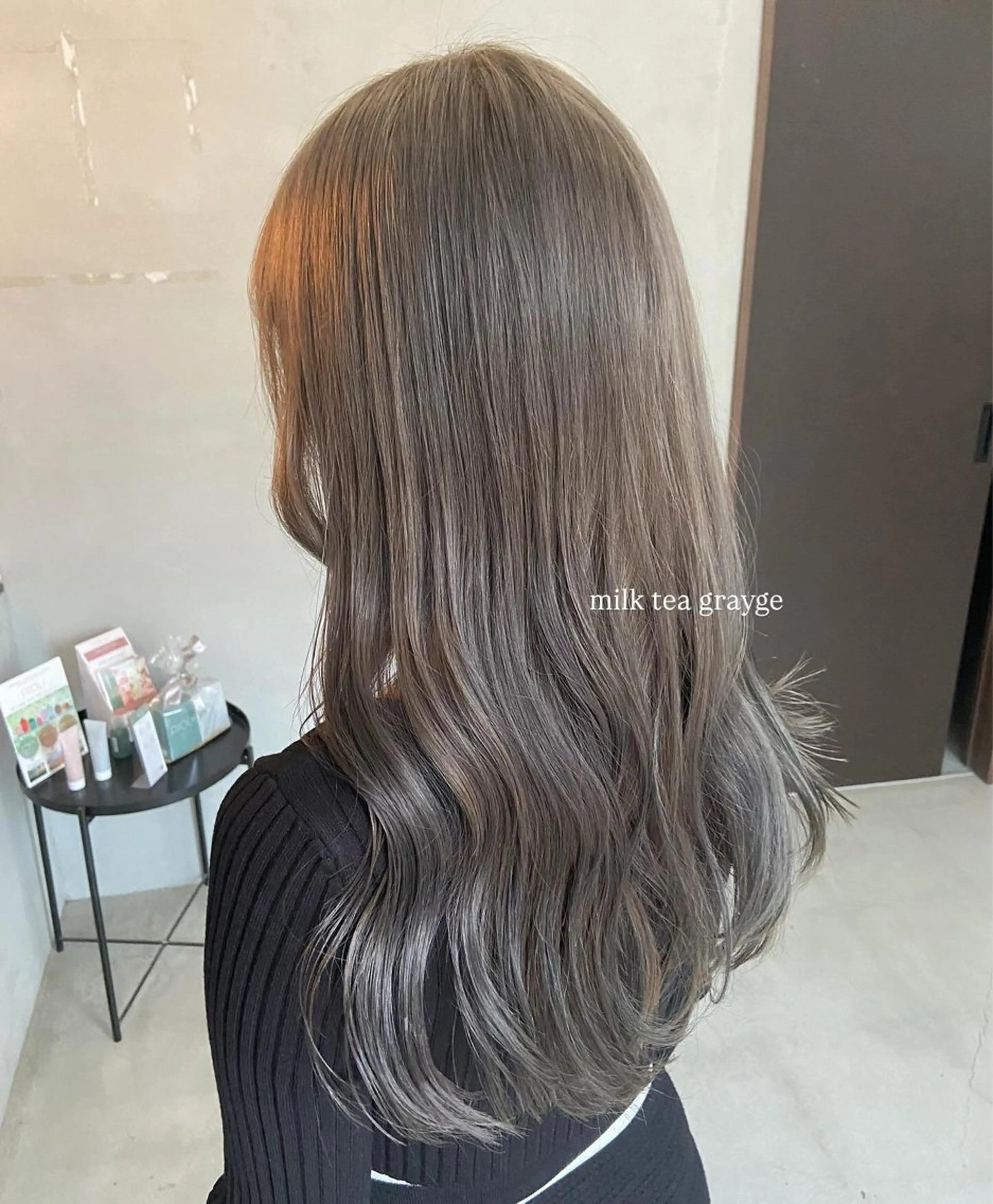 ロング カラー ブリーチ グレージュ ミルクティーグレージュ ヘアカラー 安住 日花のヘアスタイル