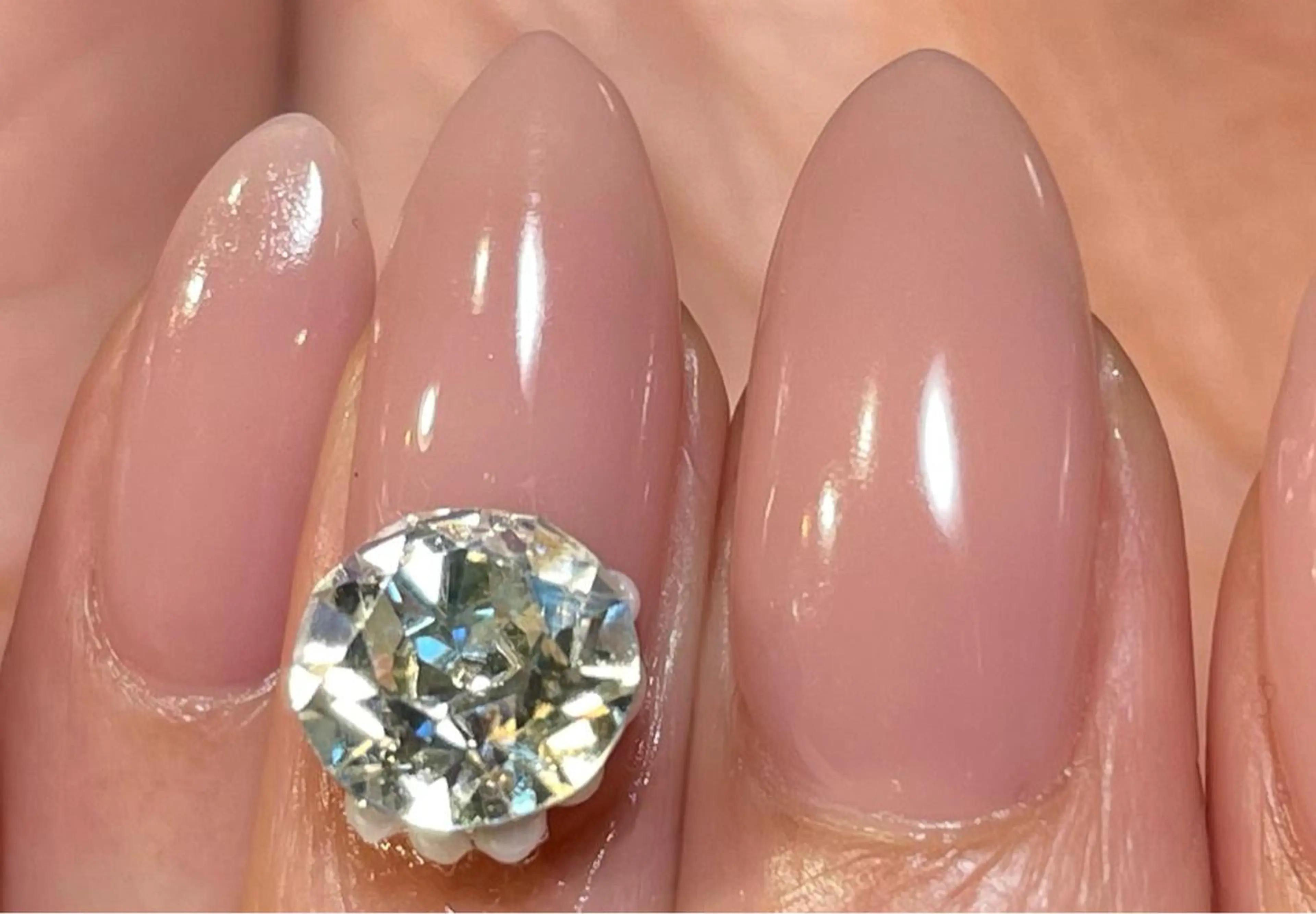 ネイル ジェルネイル ワンカラーネイル ストーンネイル Nail salon Three R所属・ネイルサロン Three   R.のエステ・リラクイメージ