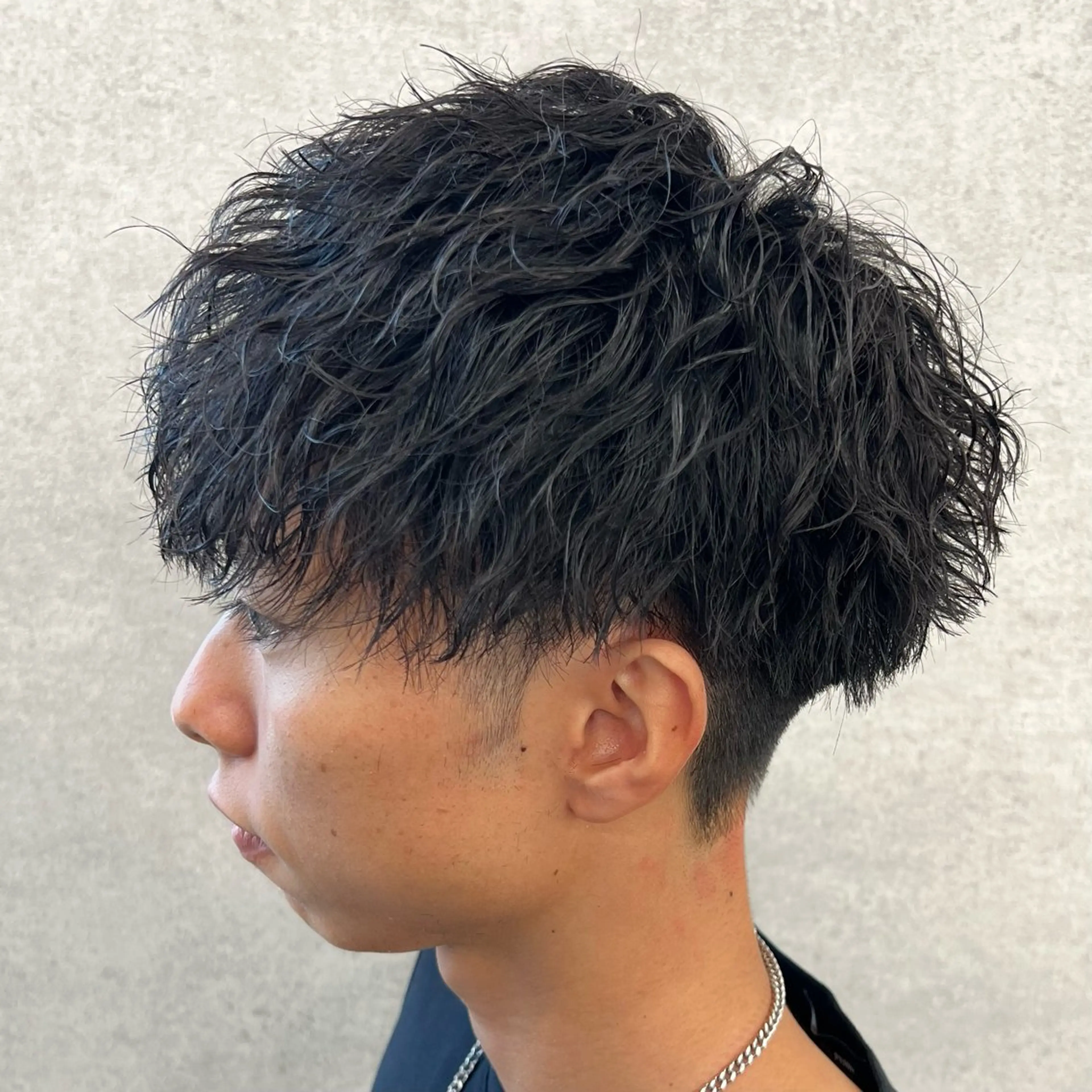 ショート カラー パーマ ヘアアレンジ メンズ センターパート メンズハイライト メンズメッシュ マッシュ メンズパーマ 仕上がり満足度No. 1🔥BLUCK🔥のヘアスタイル