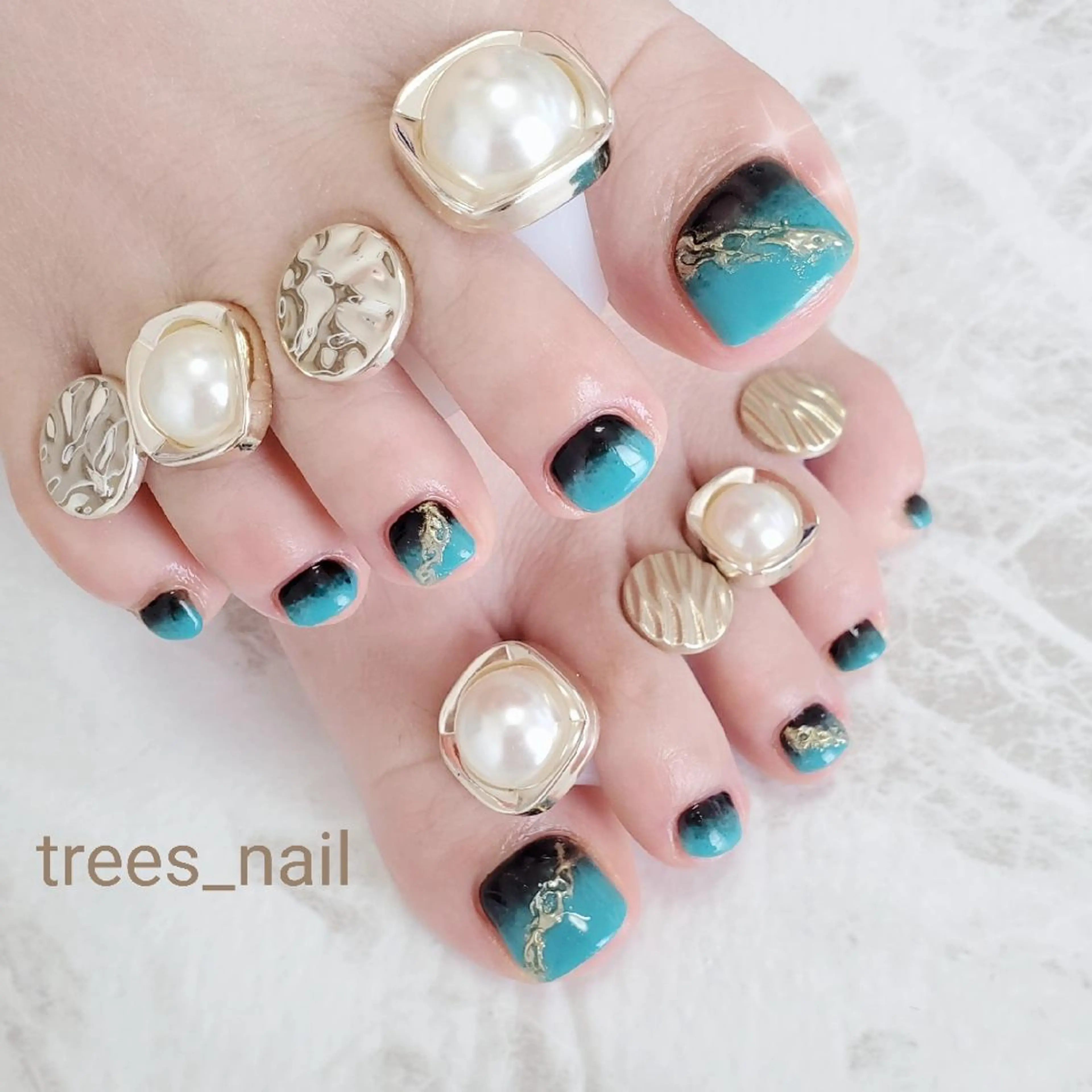 ネイル フットネイル グリーン ミラーネイル ニュアンスネイル 夏ネイル ハンドネイル フットネイル trees_ nailのネイルデザイン