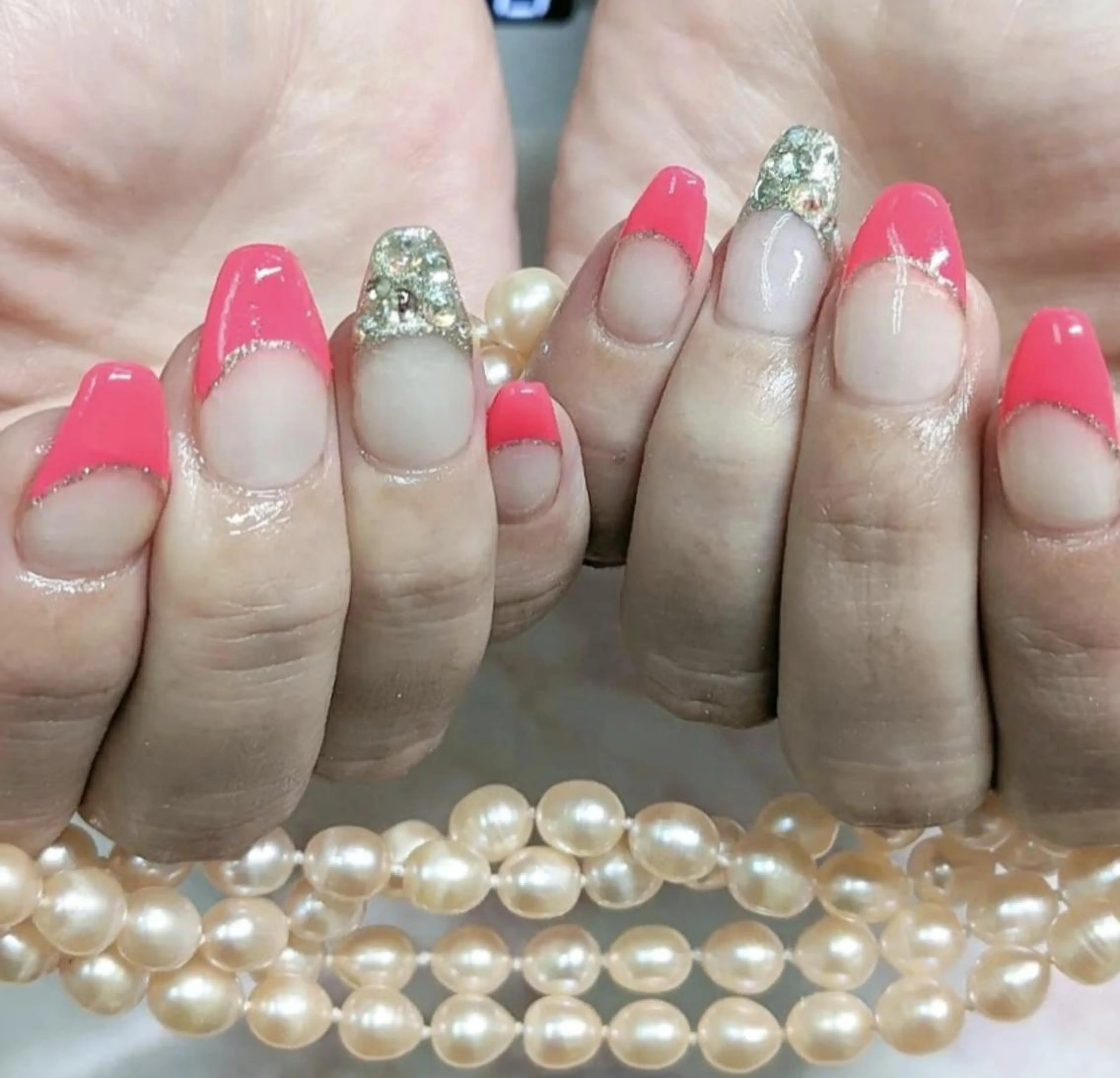 ネイル フレンチネイル ストーンネイル Gerbera Nailistのネイルデザイン