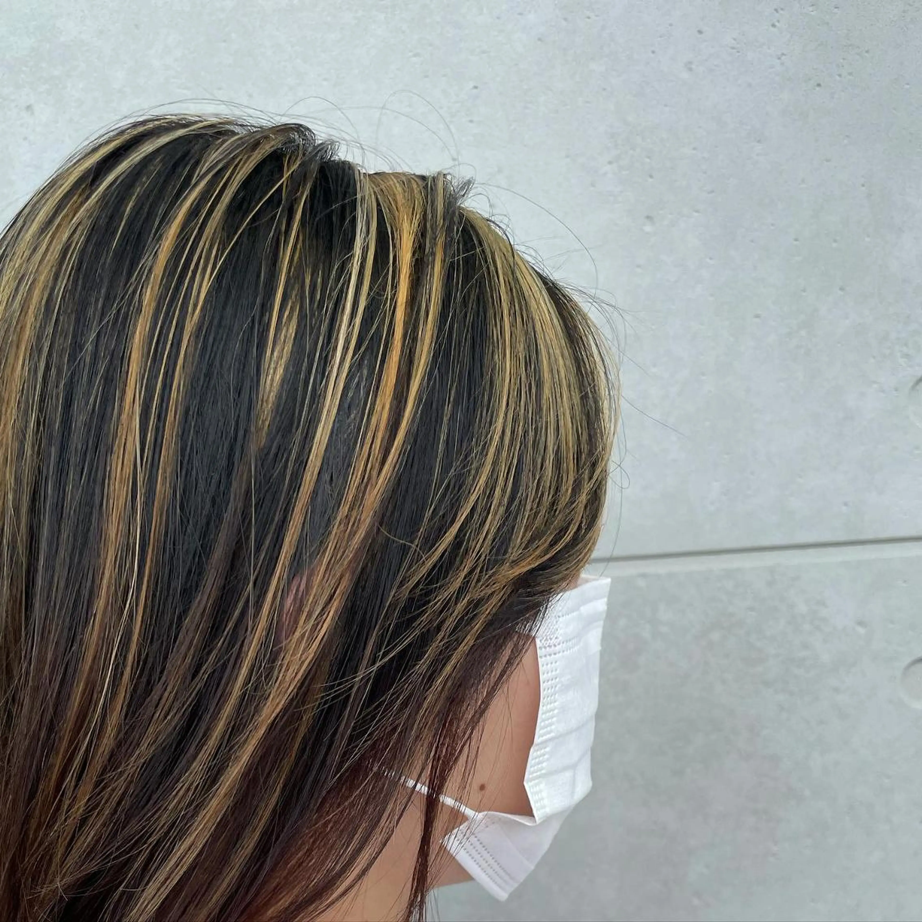 ミディアム カラー パーマ ヘアアレンジ メンズ キッズ マツエク・マツパ センターパート メンズハイライト メンズ韓国風 抜きっぱなしブロンド ハイライトカラー sara 荒井店のヘアスタイル