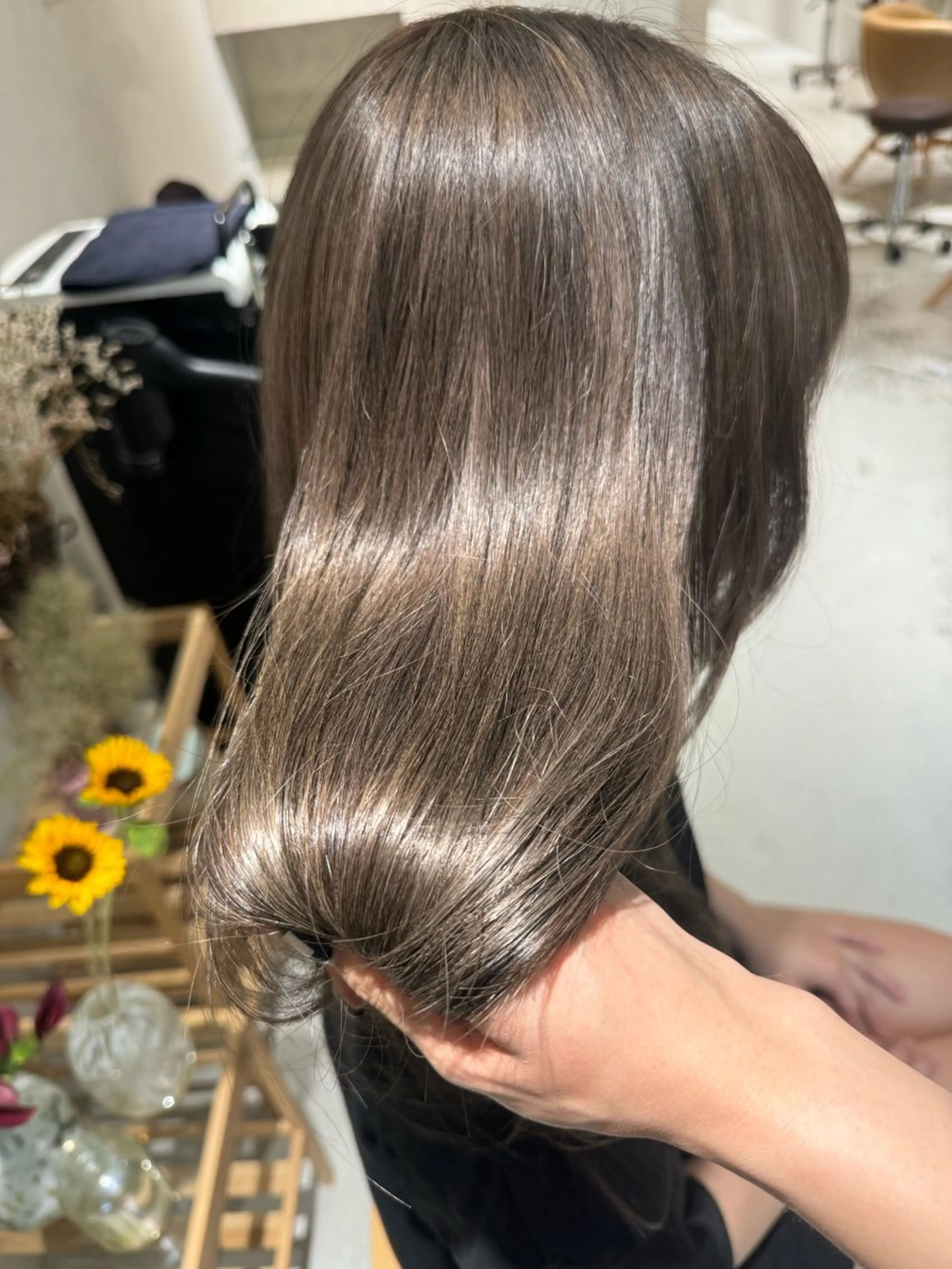 ロング カラー グレージュ 花見 亜沙美のヘアスタイル