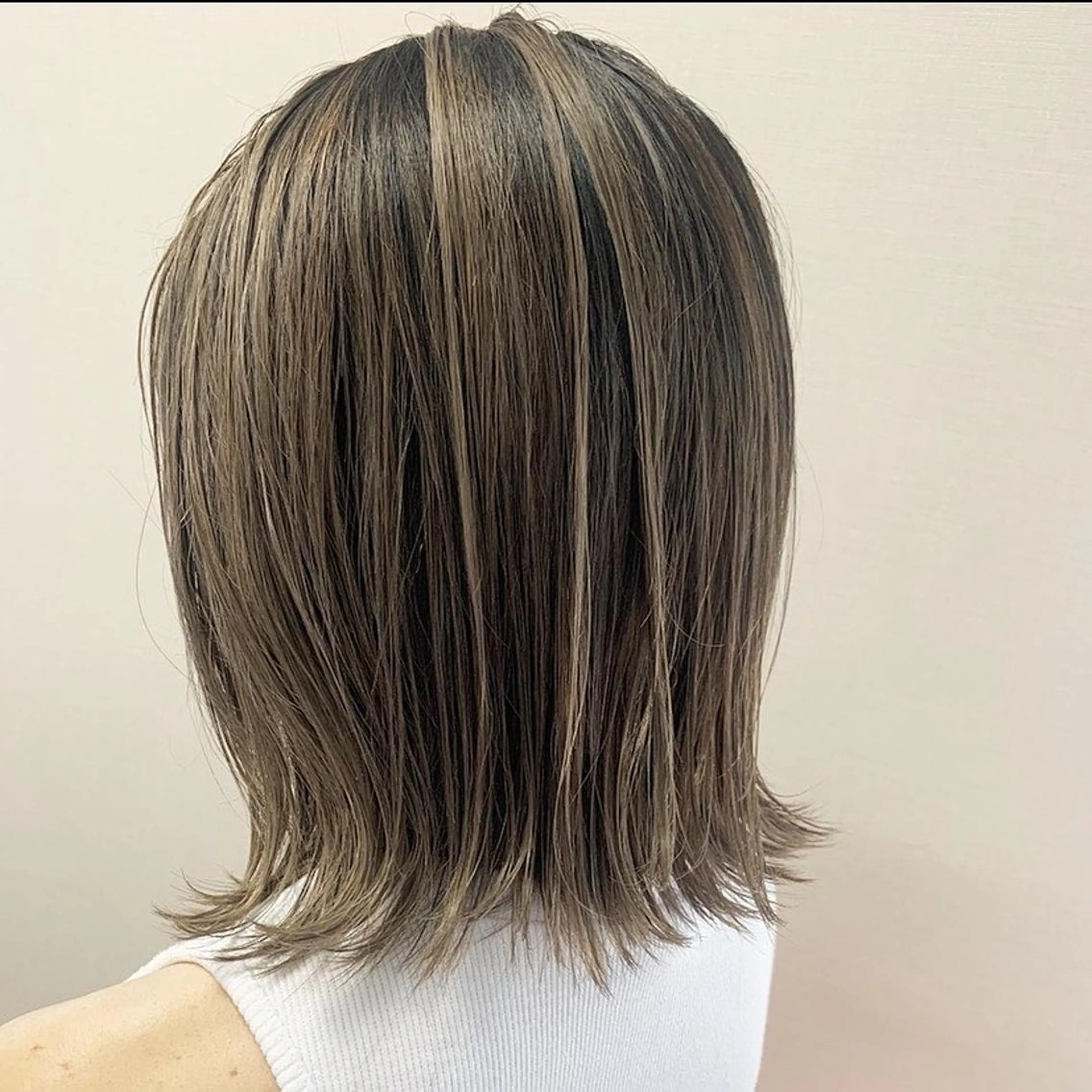 ショート 外ハネヘア カット ヘアカラー トリートメント 松井那津子 /ハイライトブリーチのヘアスタイル