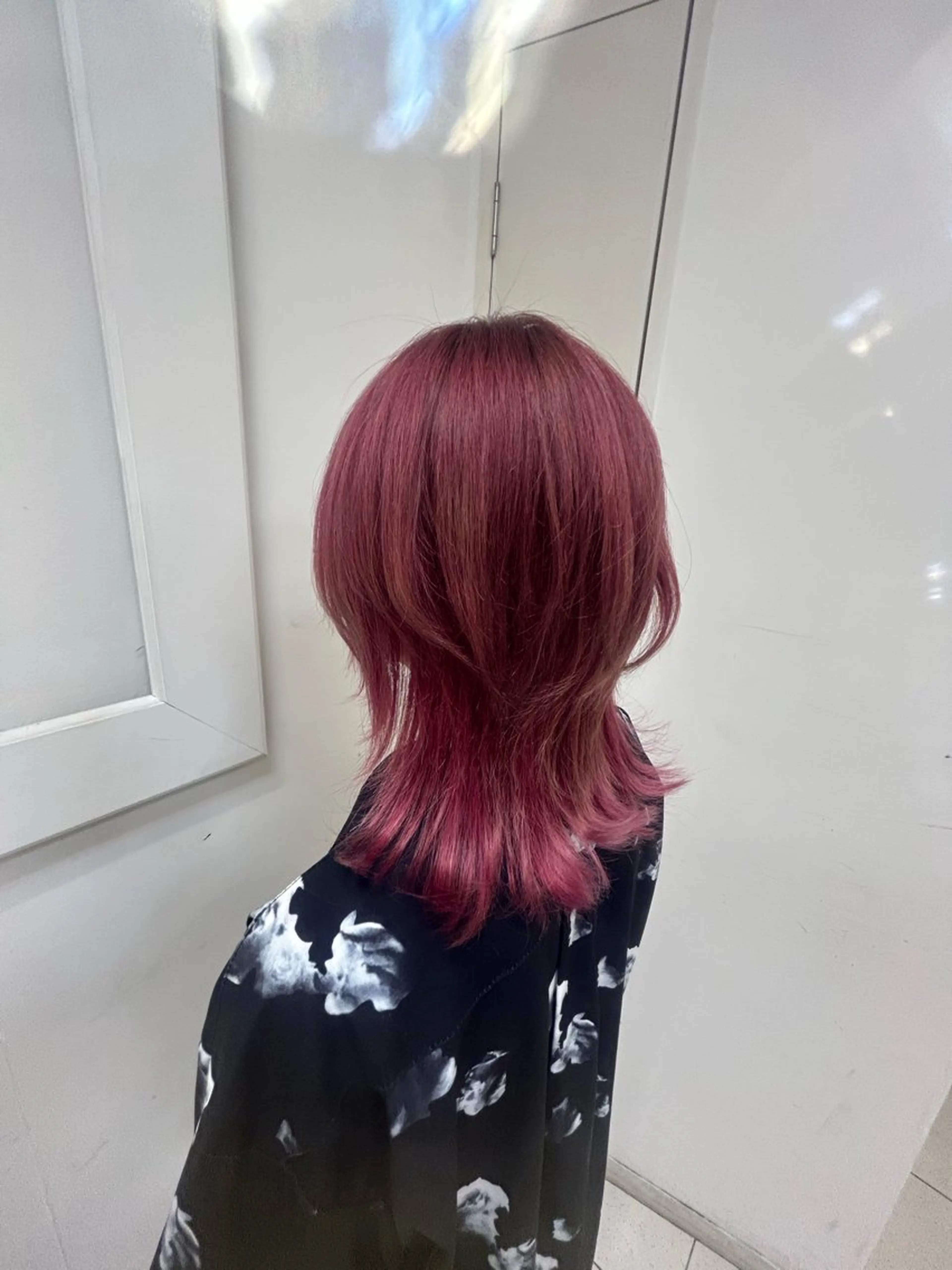 ミディアム カラー ピンクカラー ウルフカット 山端 梨音のヘアスタイル