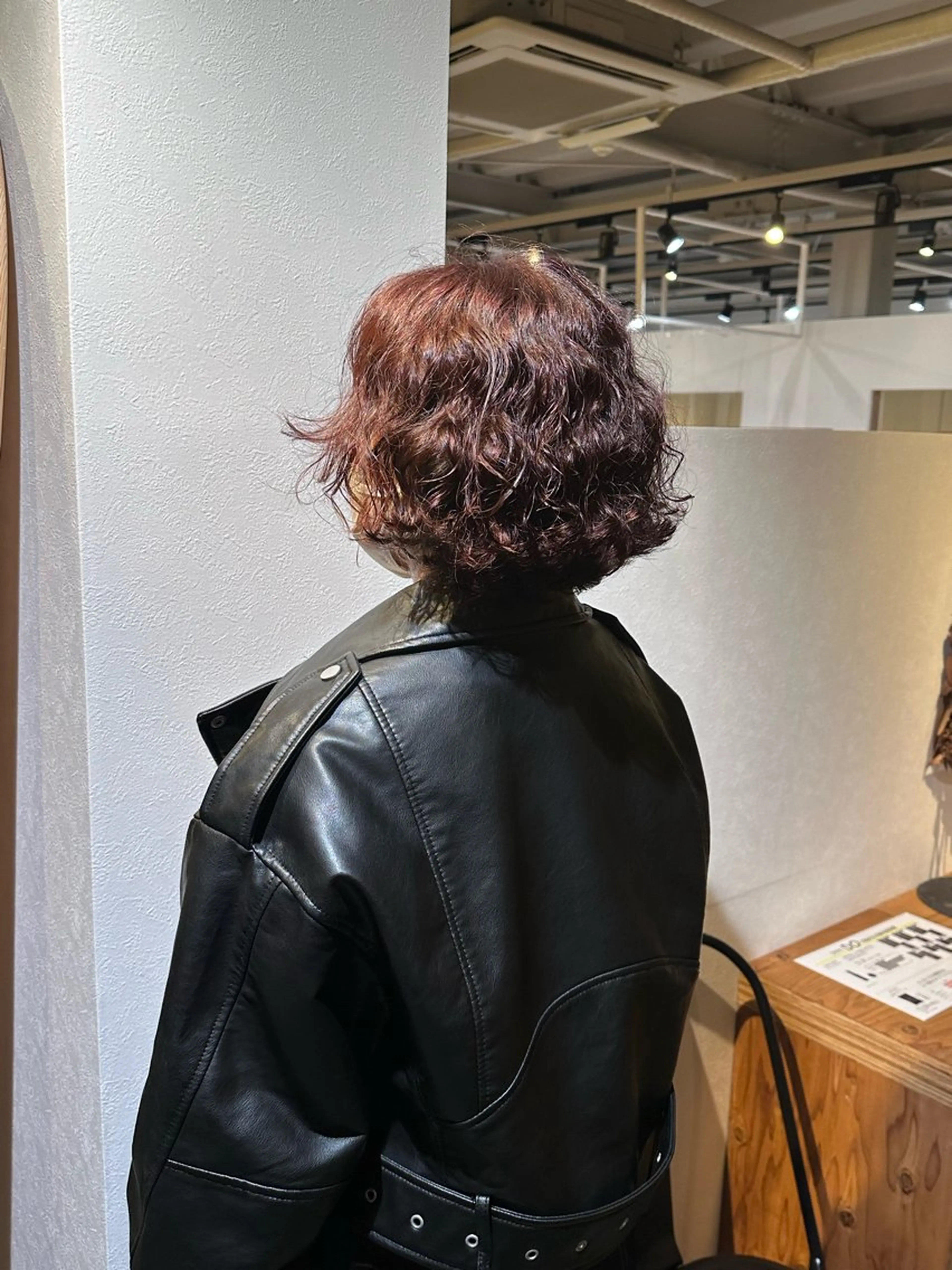 ショート カラー パーマ ピンクカラー くせ毛 出路 亜理紗のヘアスタイル