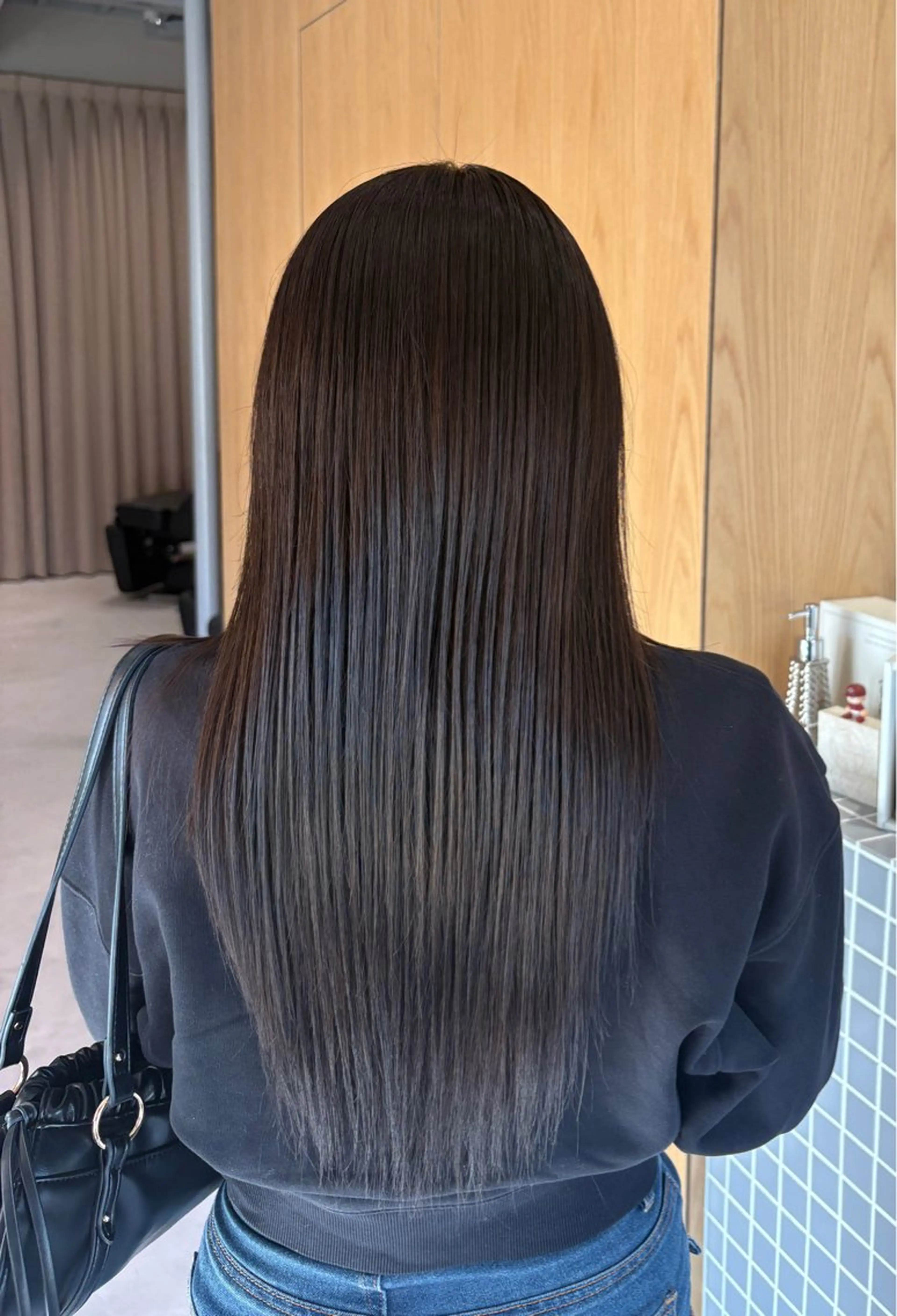 ロング ヘアカラー 井山 葵のヘアスタイル