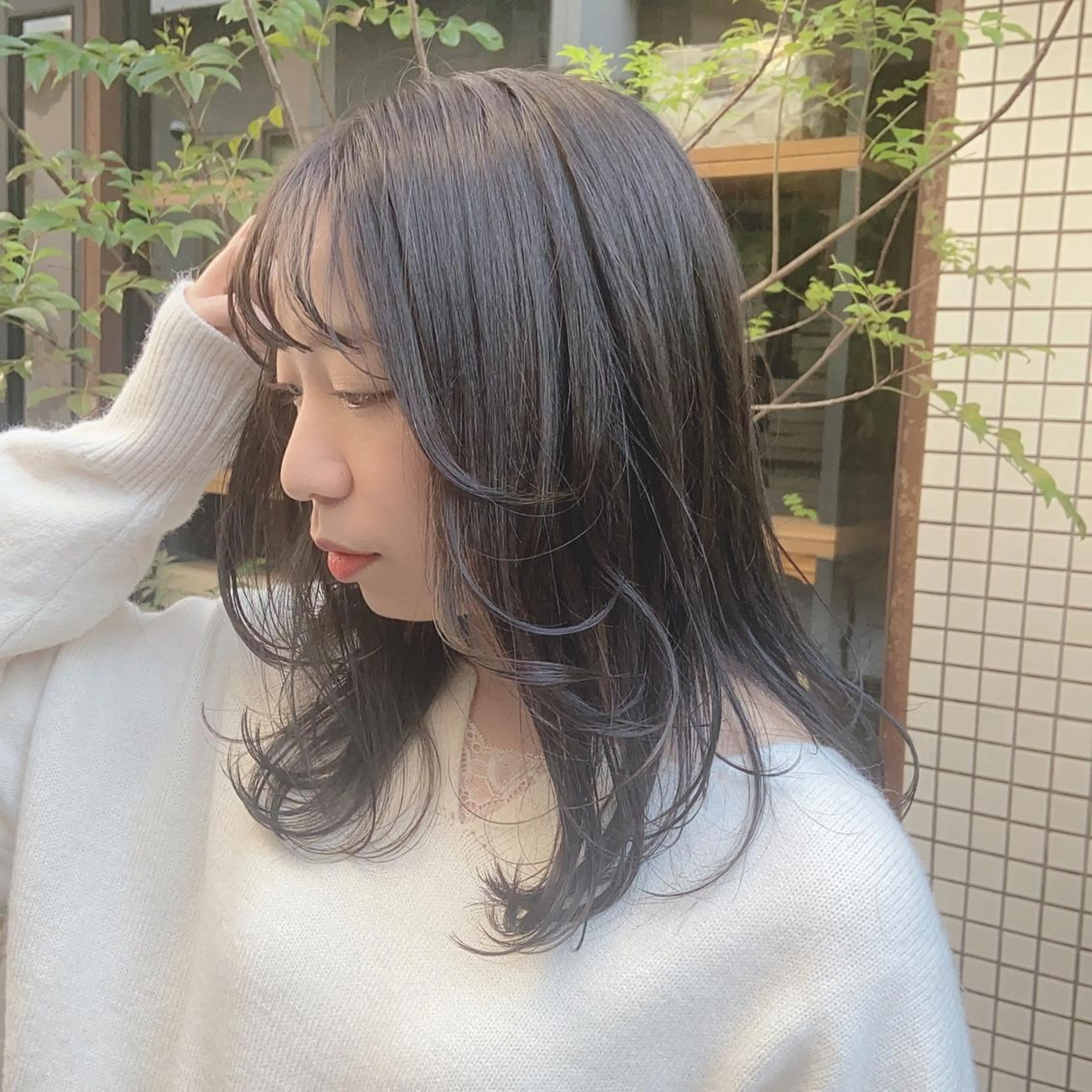 ミディアム カラー グレージュ ラベンダーカラー ラベンダーグレージュ ラベンダーグレー オリーブグレージュ カジュアルを女っぽく 𝗮𝘆𝗮𝗰𝗼のヘアスタイル