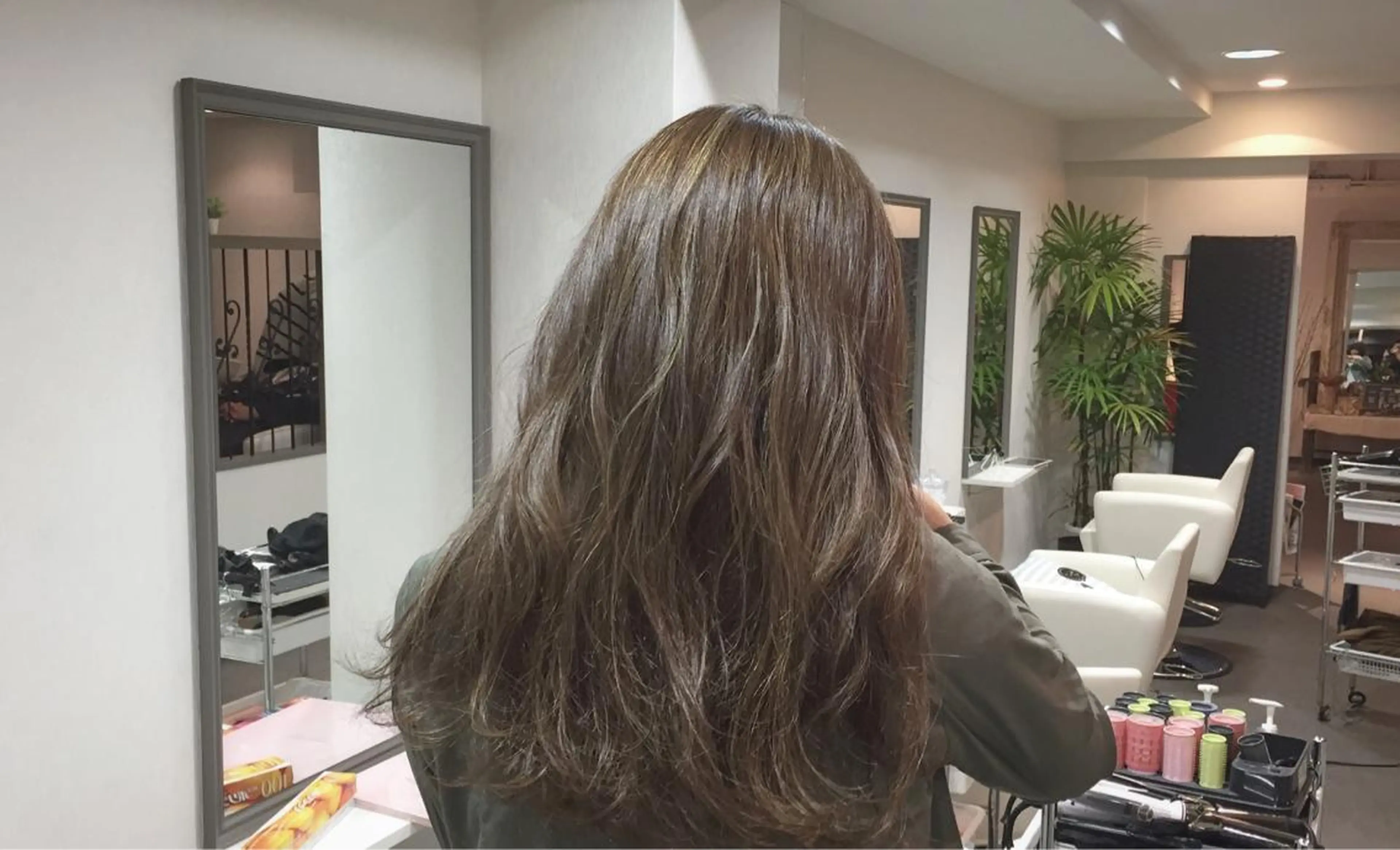 セミロング カラー ブルーカラー ブルージュ ハイライトカラー イルミナカラー ハイライト 🌈髪質改善カラーの 🌈坂本侑樹のヘアスタイル