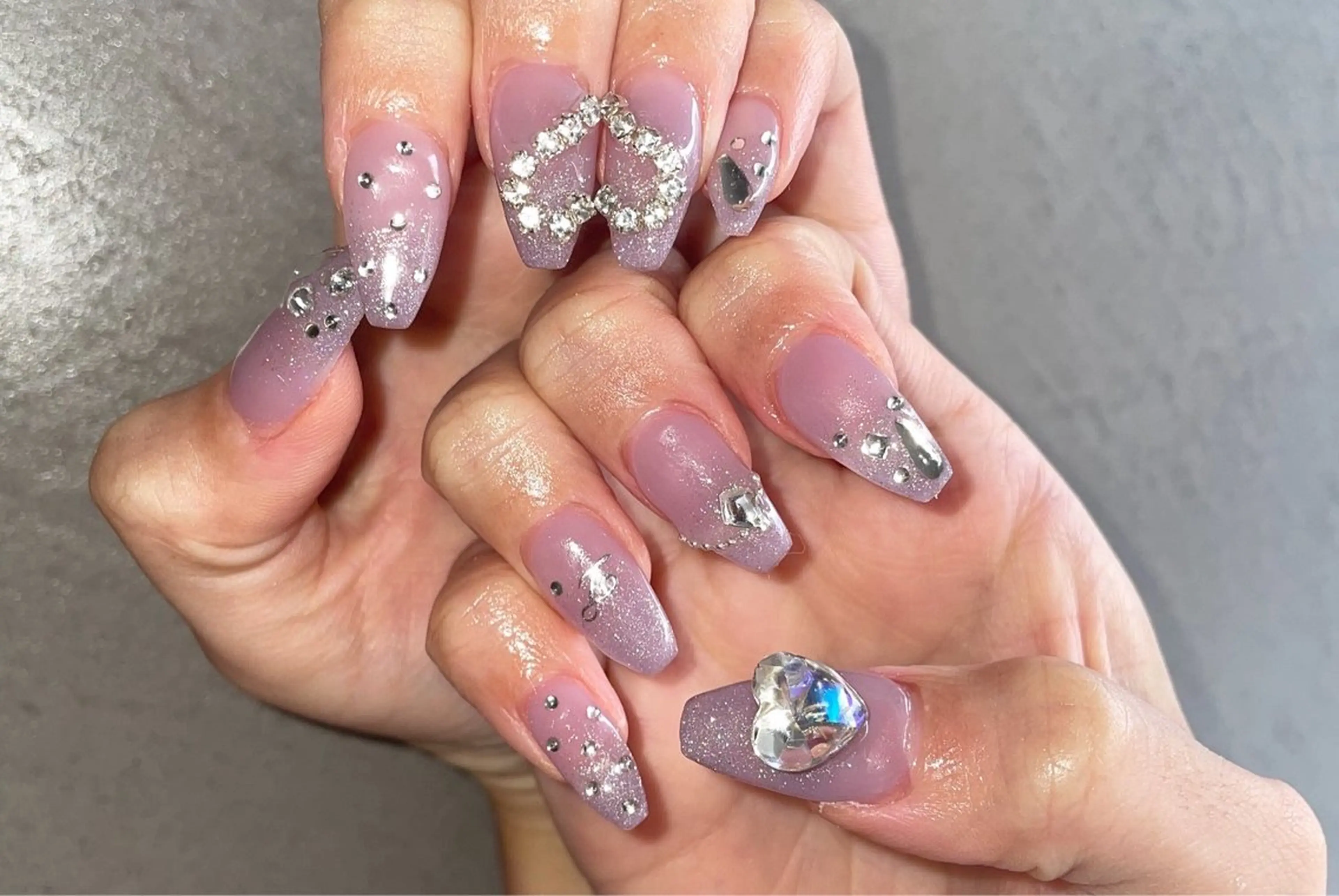 ネイル ハート パープル シルバー ハンドネイル ハンドケア 🎀NAIL🎀 AI🪄︎︎◝✩のネイルデザイン