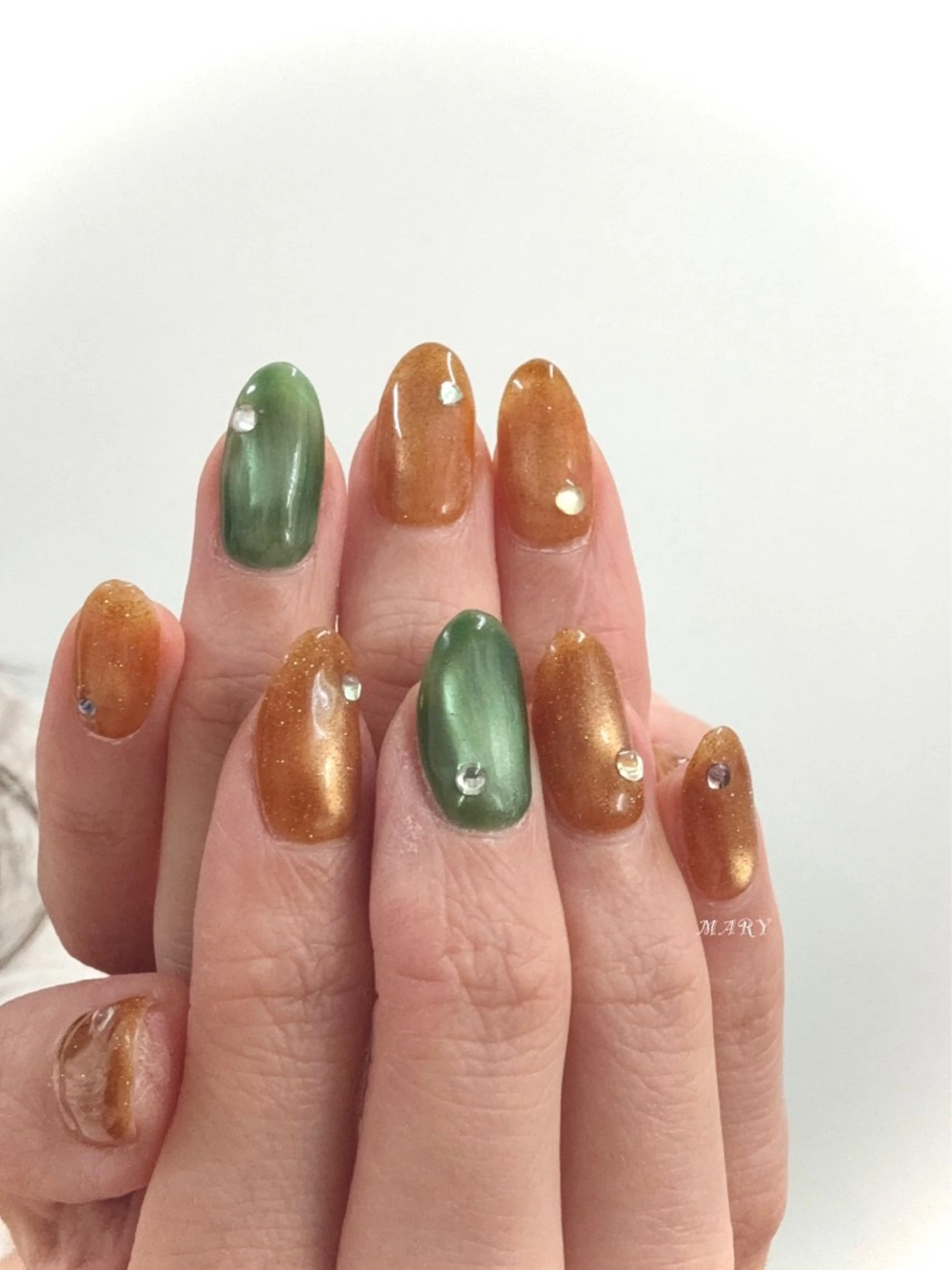 ネイル グリーン マグネットネイル ニュアンスネイル ワンカラーネイル オレンジ ハンドネイル Mary nail所属・Mary nail .narumiのネイルデザイン