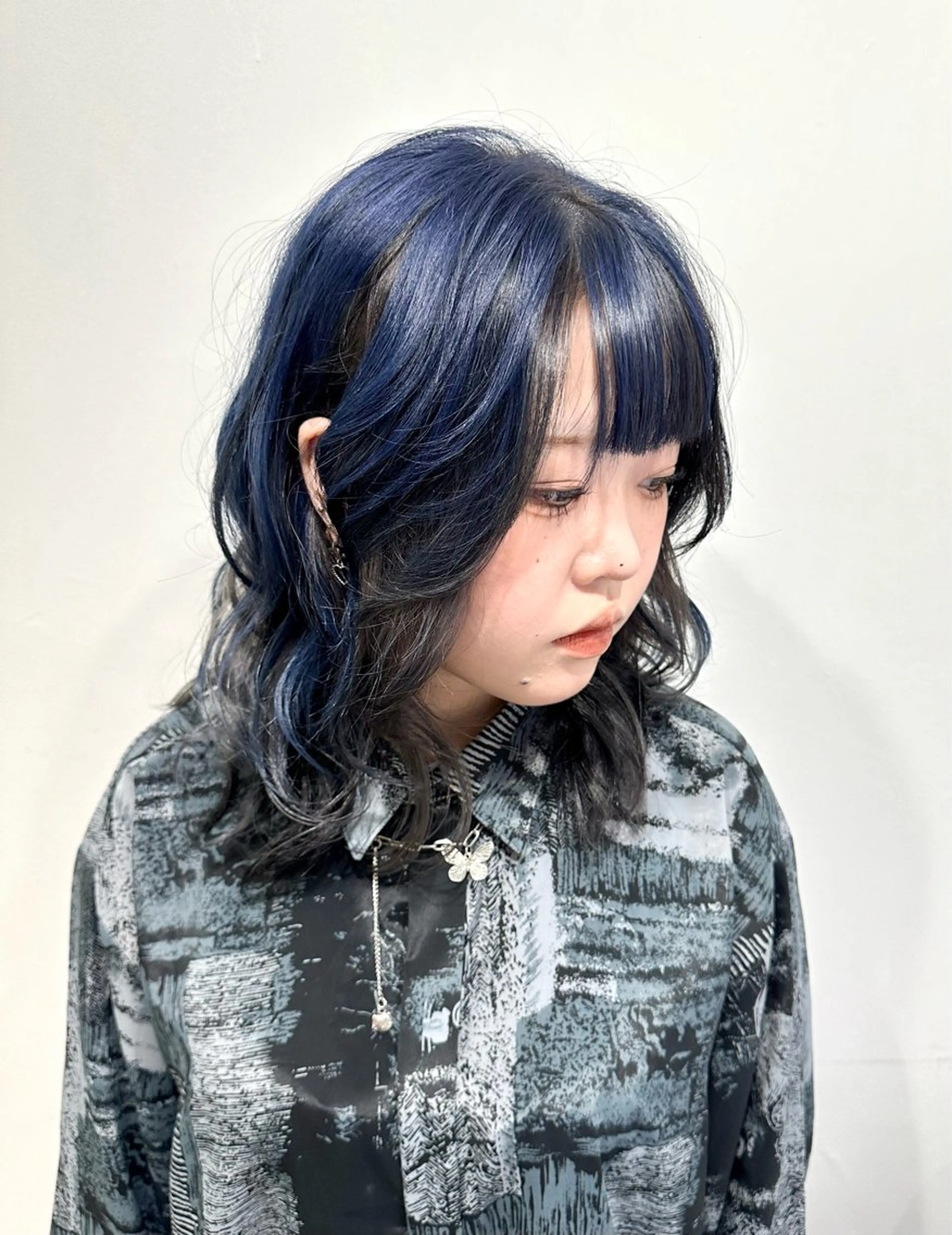 ミディアム カラー ヘアアレンジ ブルーカラー レイヤーカット SALOWIN京都河原町Suite店所属・外国人風レイヤー/ ハイトーンSHUのヘアスタイル