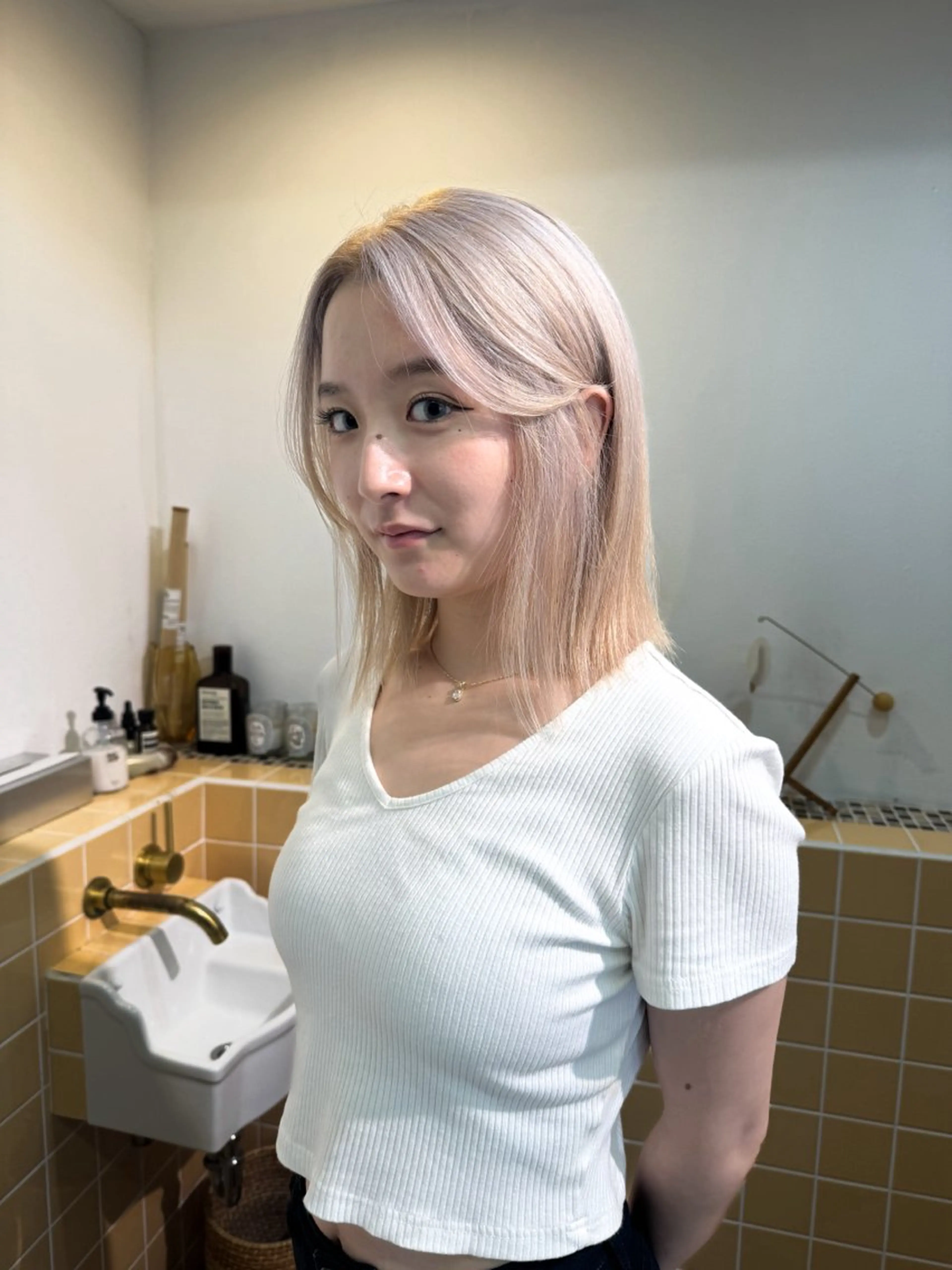 ミディアム カラー ベージュカラー ホワイトベージュ カット ヘアカラー Seeknext // Rukaのヘアスタイル