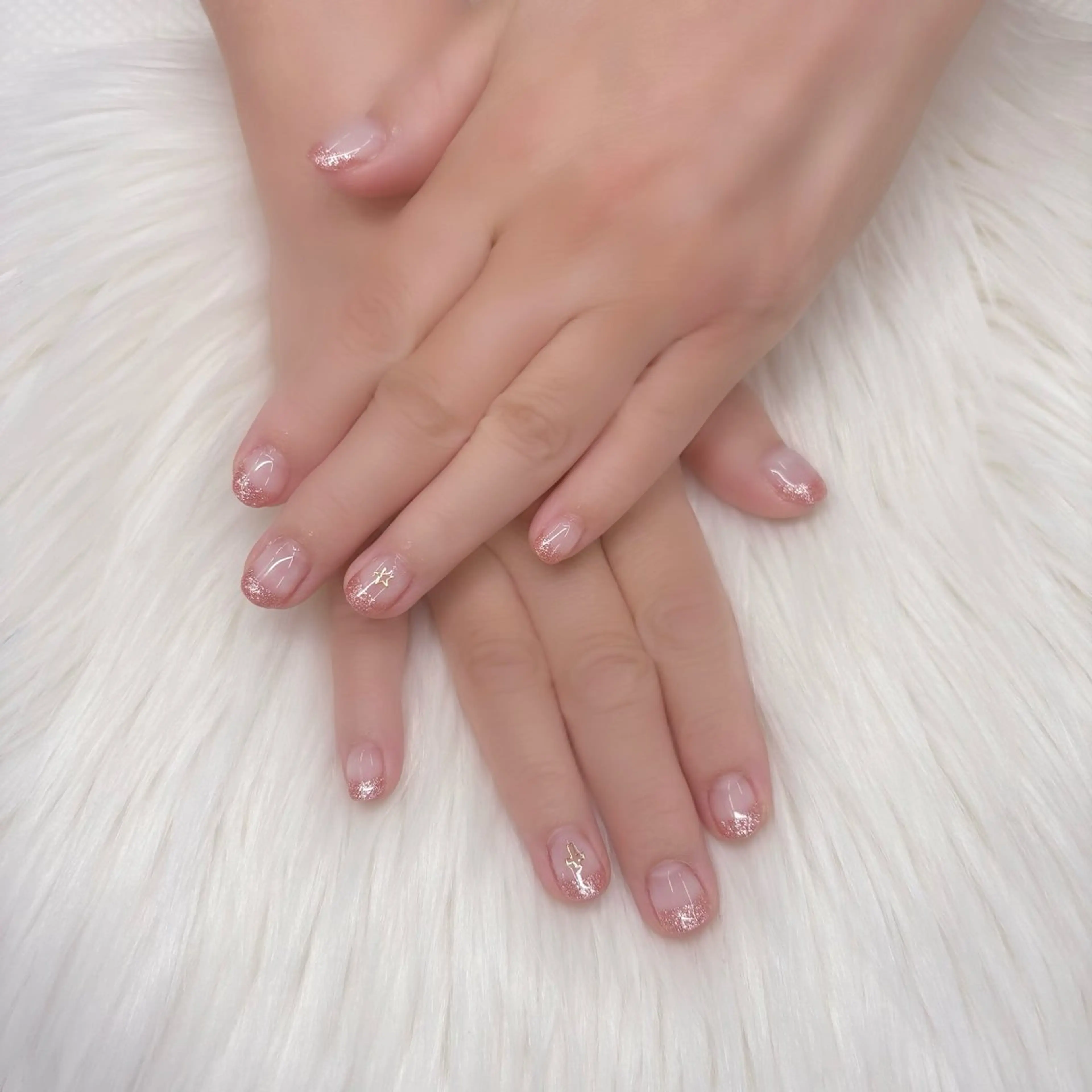 ネイル フレンチネイル ラメ(グリッター) エリクサーネイル池袋店所属・エリクサーネイル池袋 師井のネイルデザイン