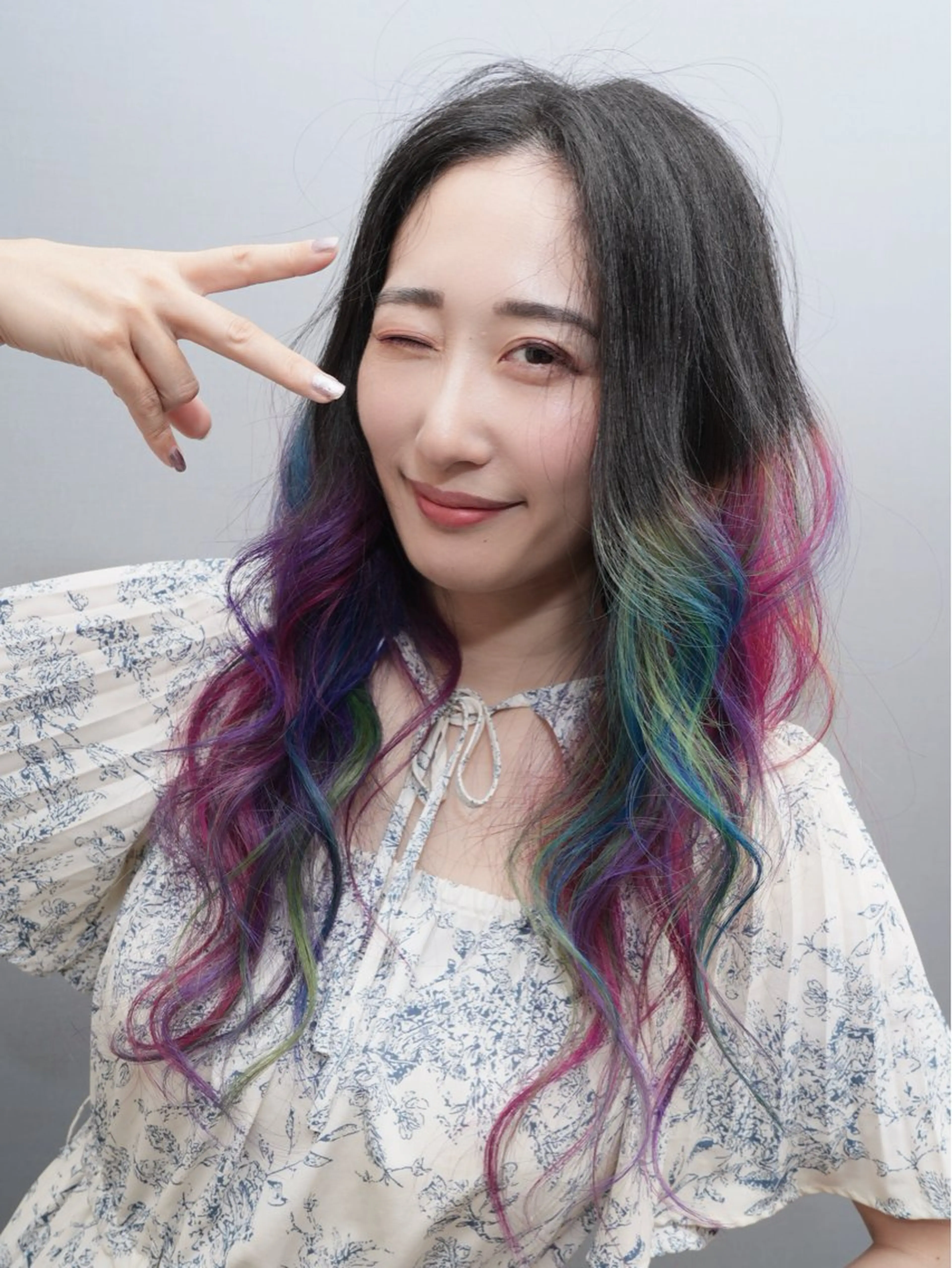 ロング カラー ヘアカラー トリートメント 推し活専用 【派手髪】飯野ゆかりのヘアスタイル