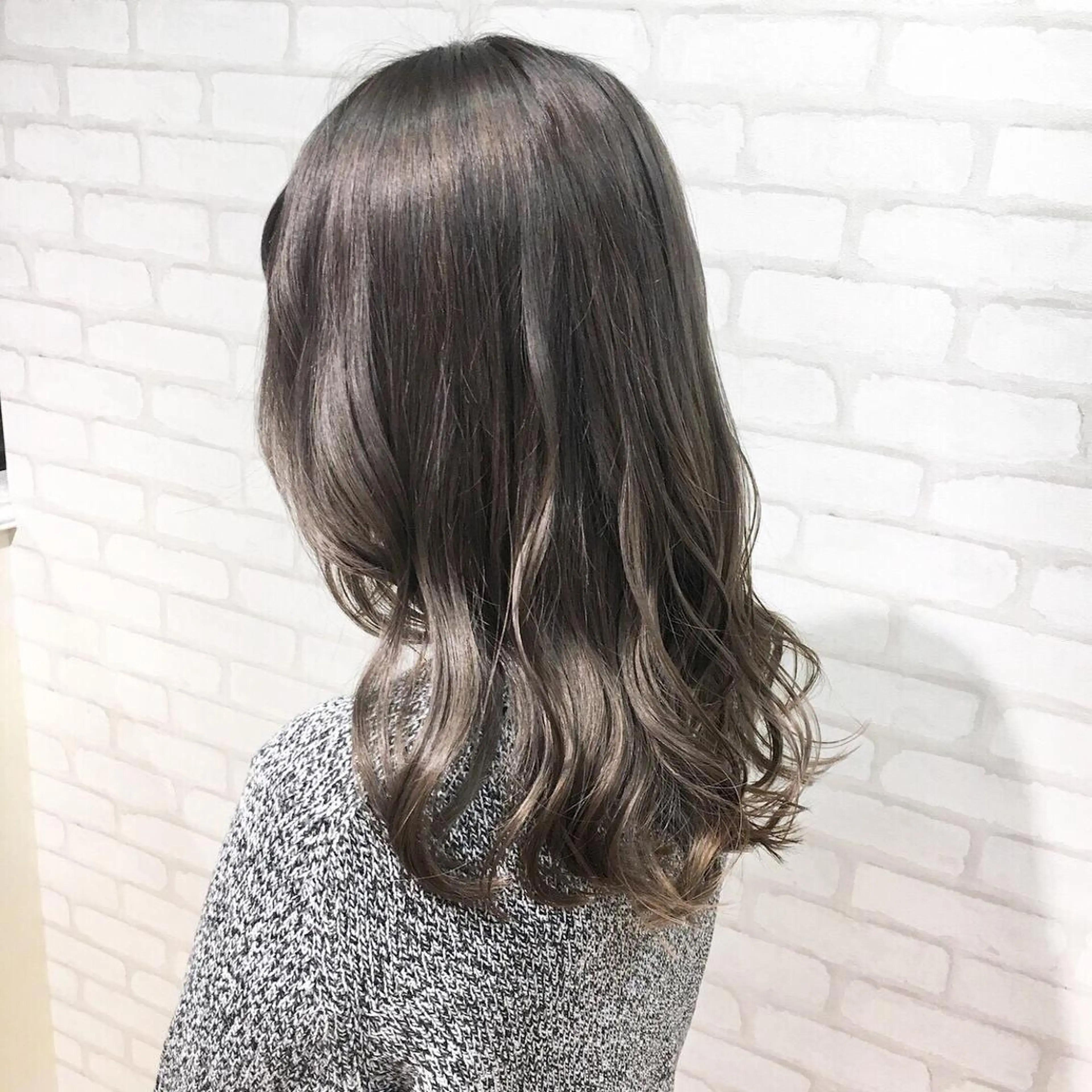 セミロング ミヤザキ タクトのヘアスタイル