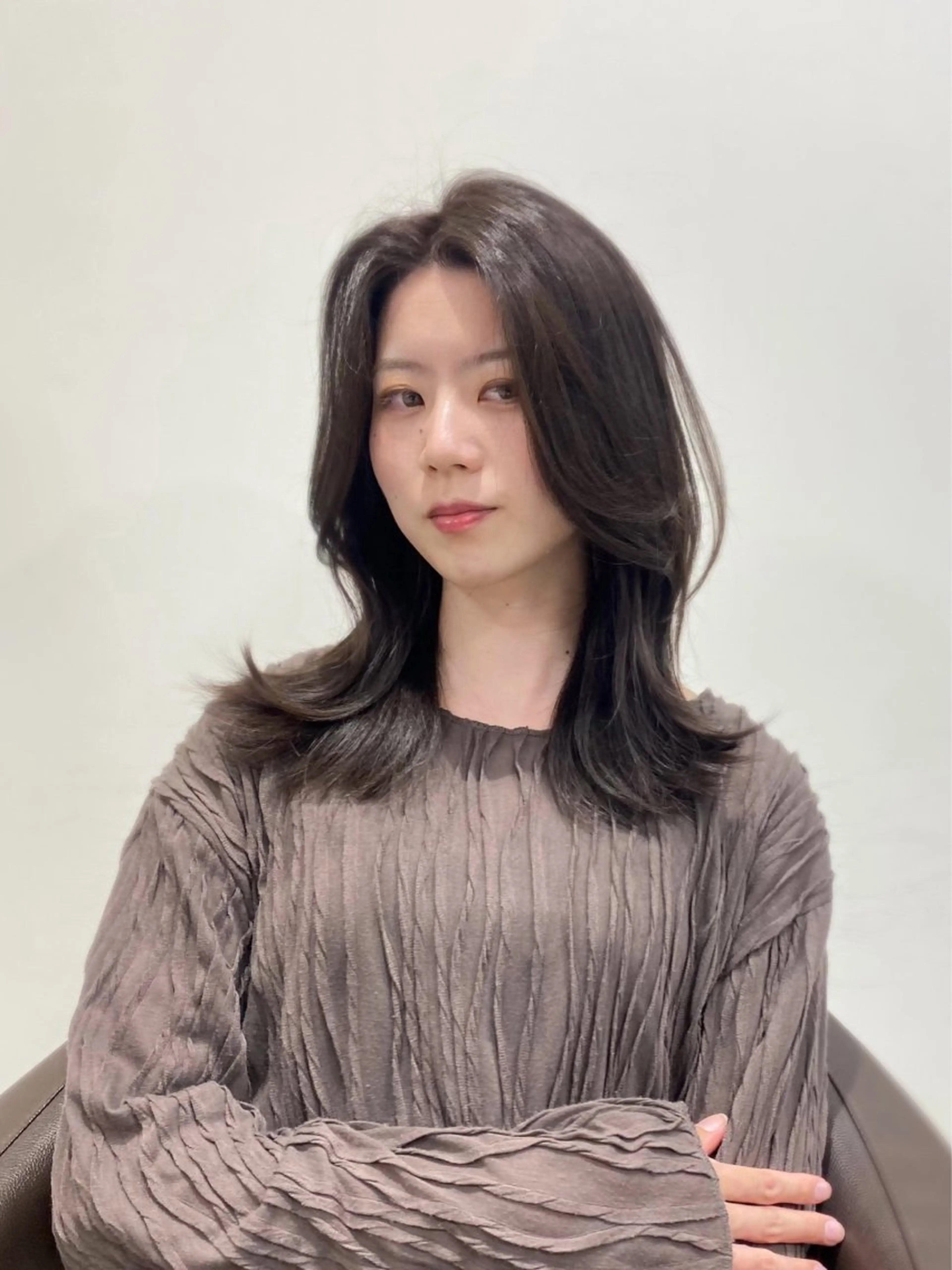 ミディアム カラー グレージュ オレンジ くびれヘア 岡山 愛のヘアスタイル