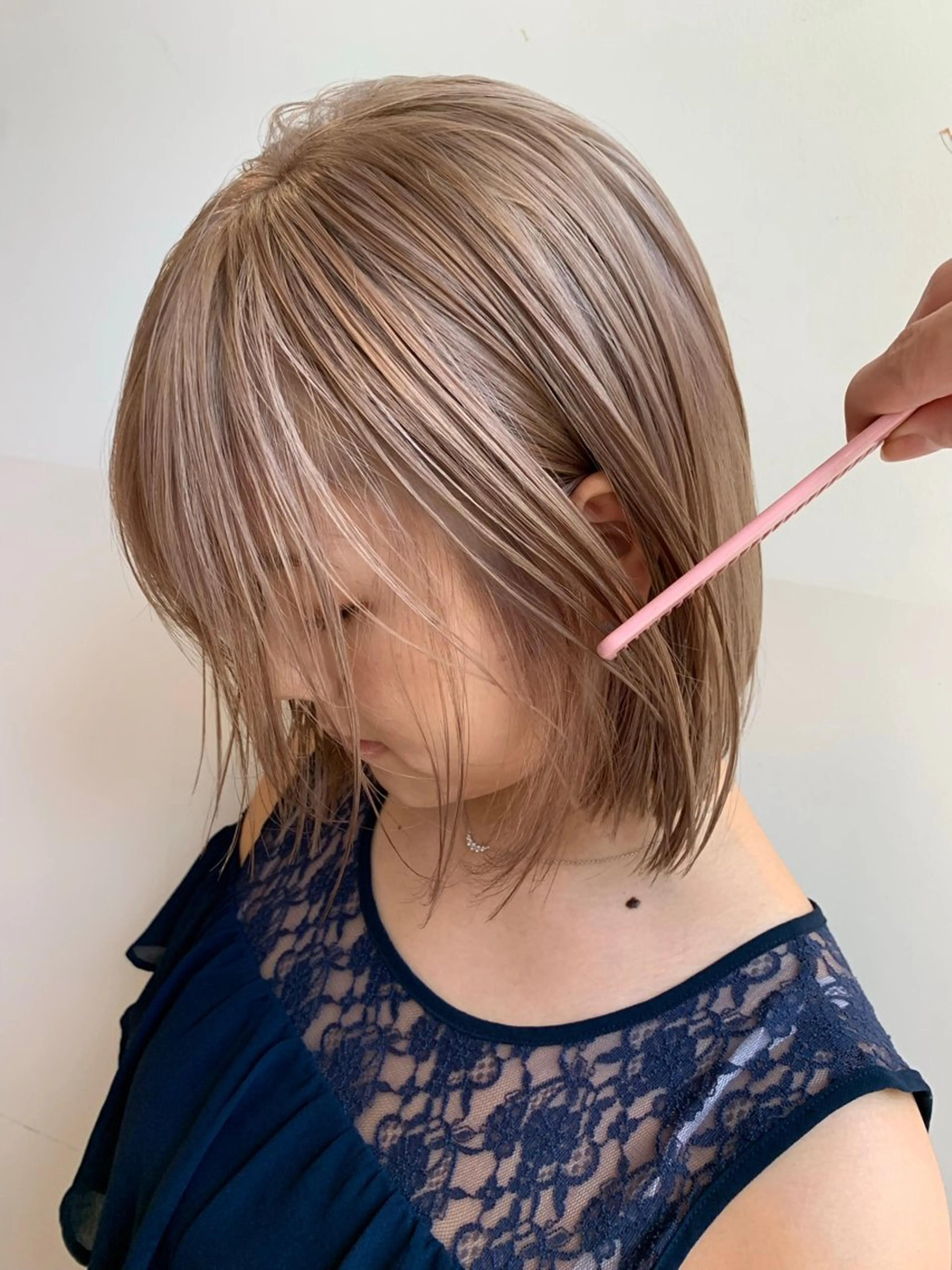 セミロング カラー アッシュ アッシュブラウン ブリーチ ブラウンカラー ケアブリーチ レイヤー専門家 ダブルカラー修のヘアスタイル