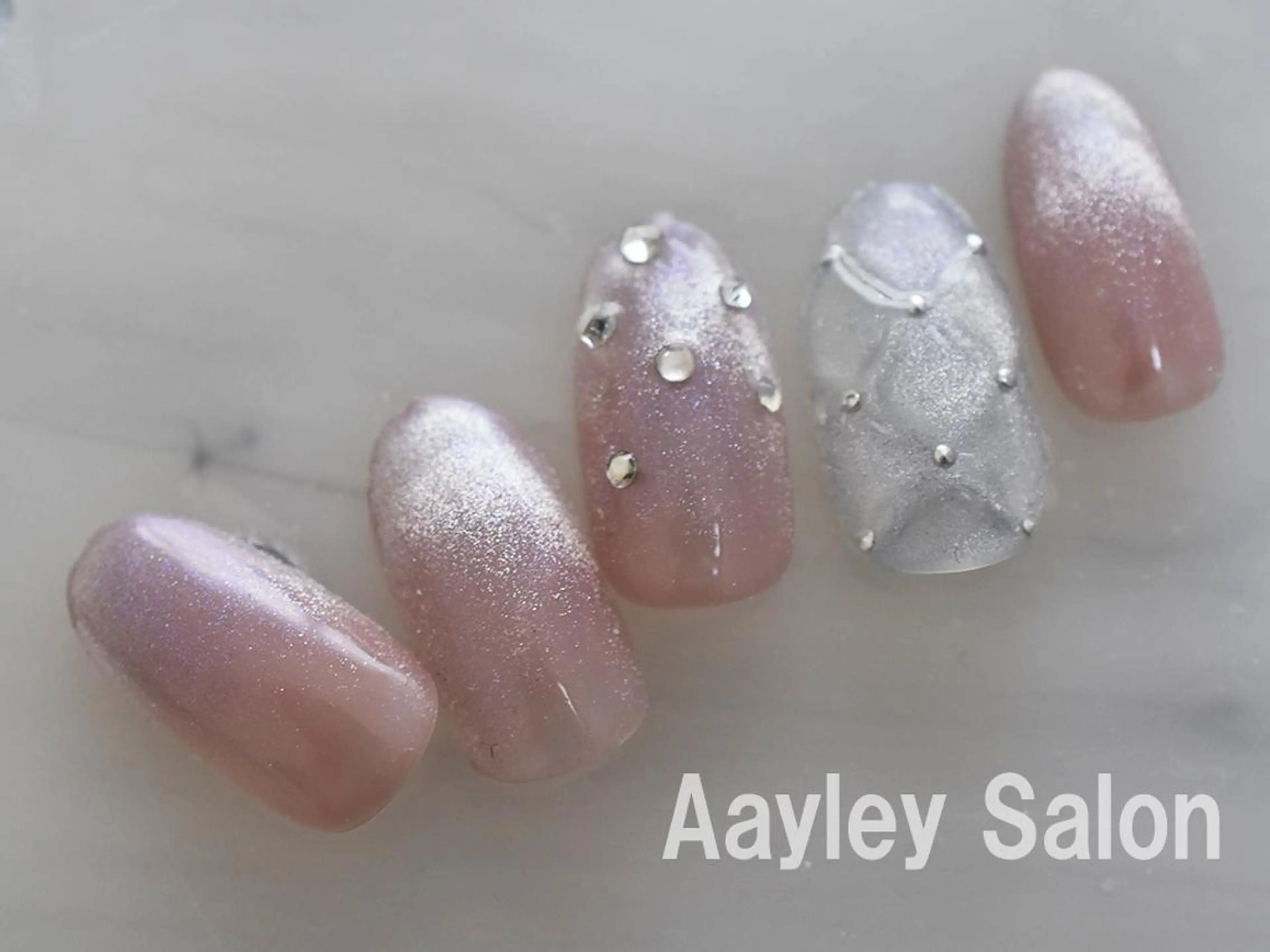 ミディアム カラー ネイル Aayley(アイリー)Salon所属・Aayley アイリ―サロンのネイルデザイン