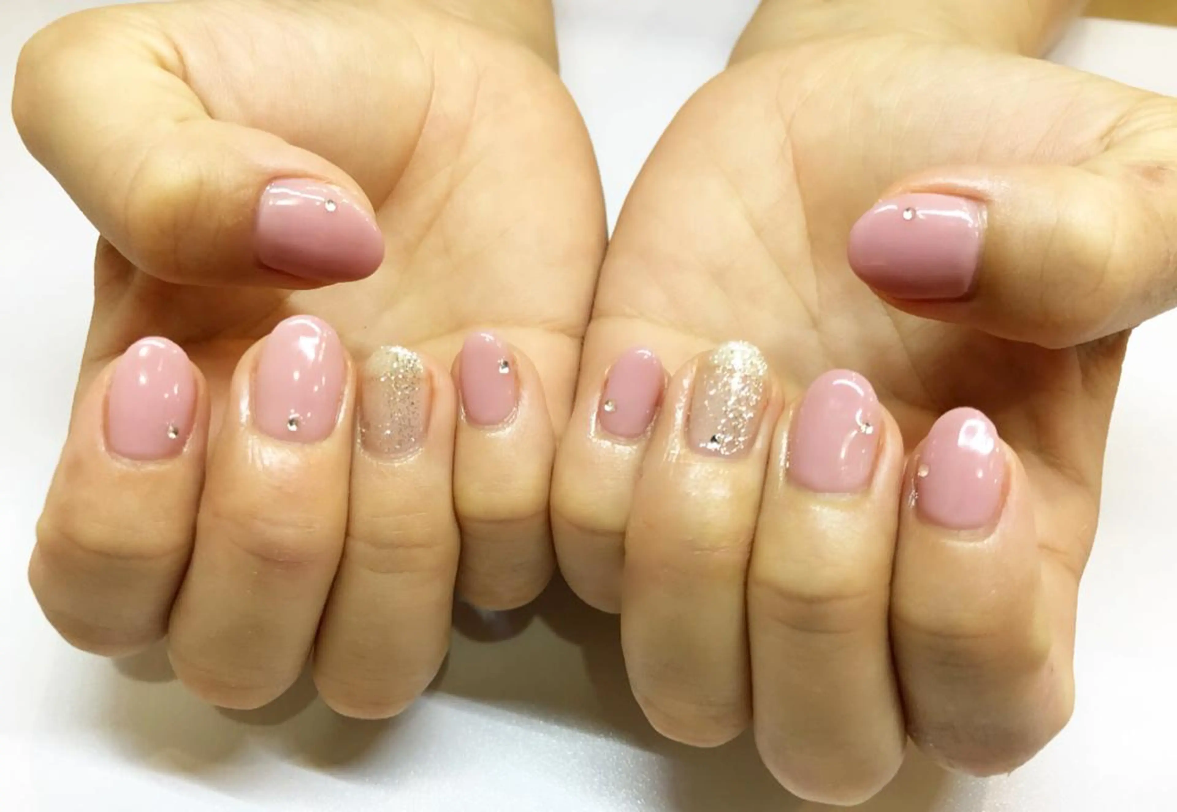 ネイル ワンカラーネイル ストーンネイル Soeur ネイリストのネイルデザイン