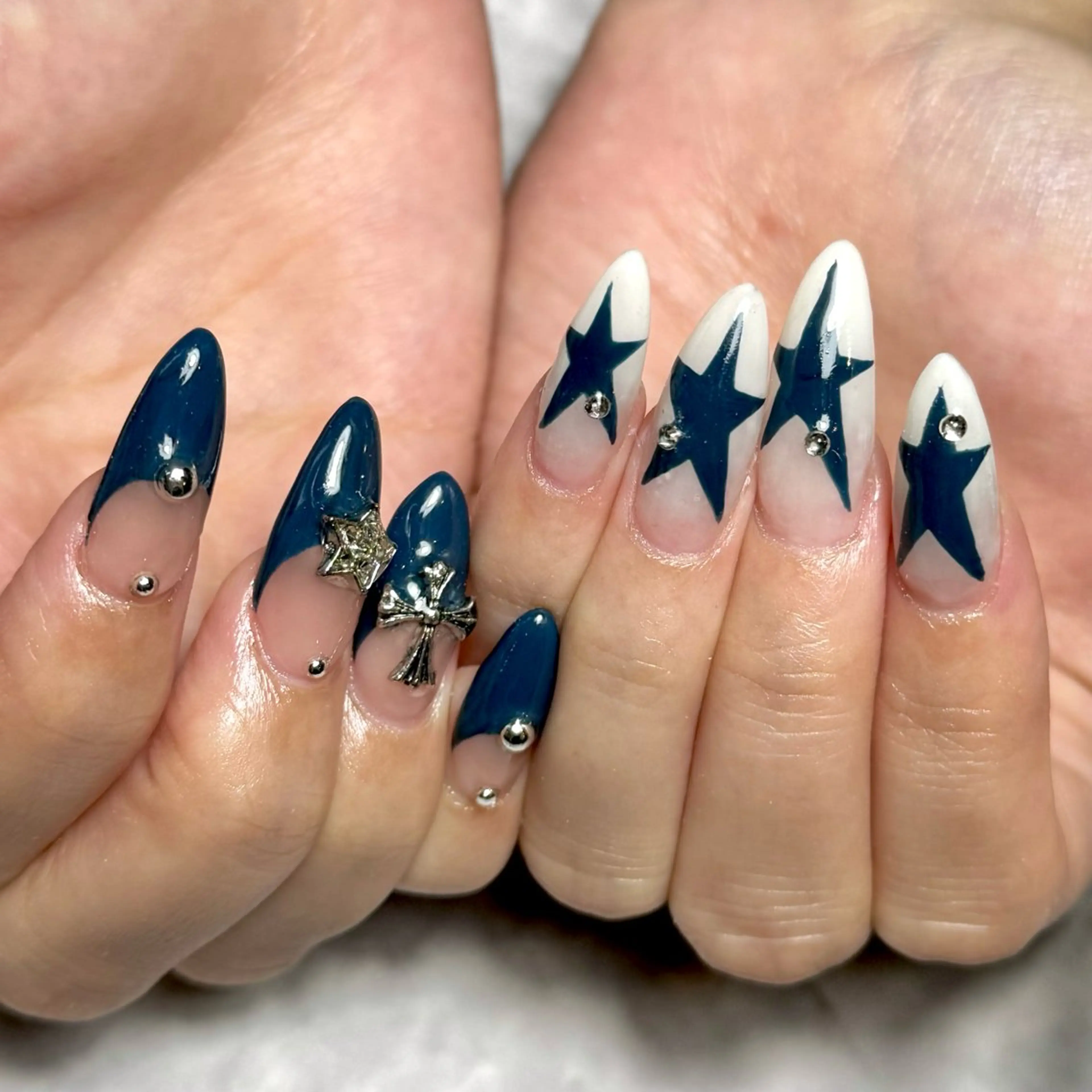 ネイル フレンチネイル キラキラネイル ホワイト ハンドネイル Nail Salon Lillion【リリオン】所属・lillion karenのネイルデザイン