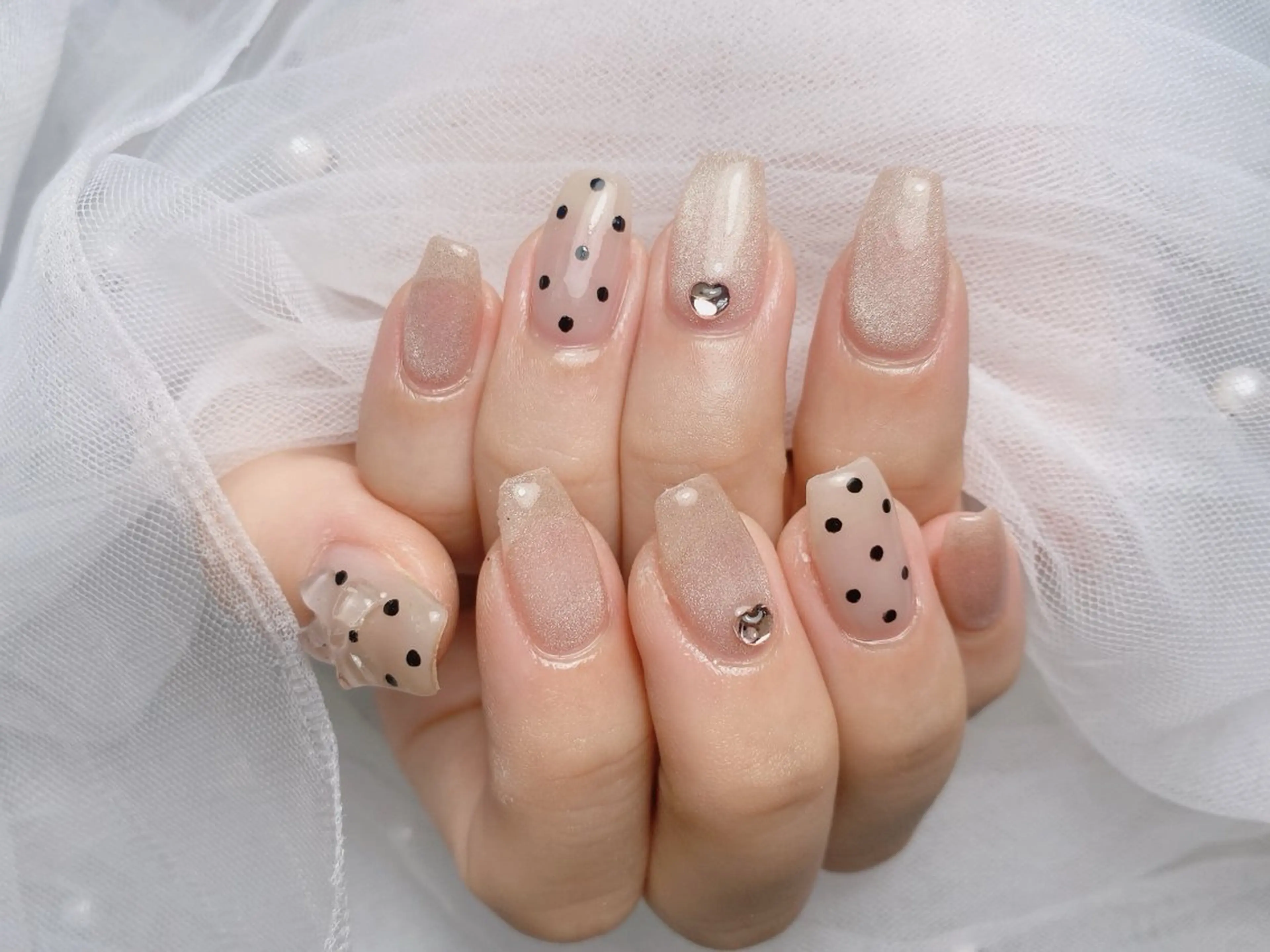 ネイル ドット キラキラネイル マグネットネイル リボン ワンホンネイル ハンドネイル ネイルサロン　ビーズ所属・トータルビューティー サロンビーズ すずのネイルデザイン