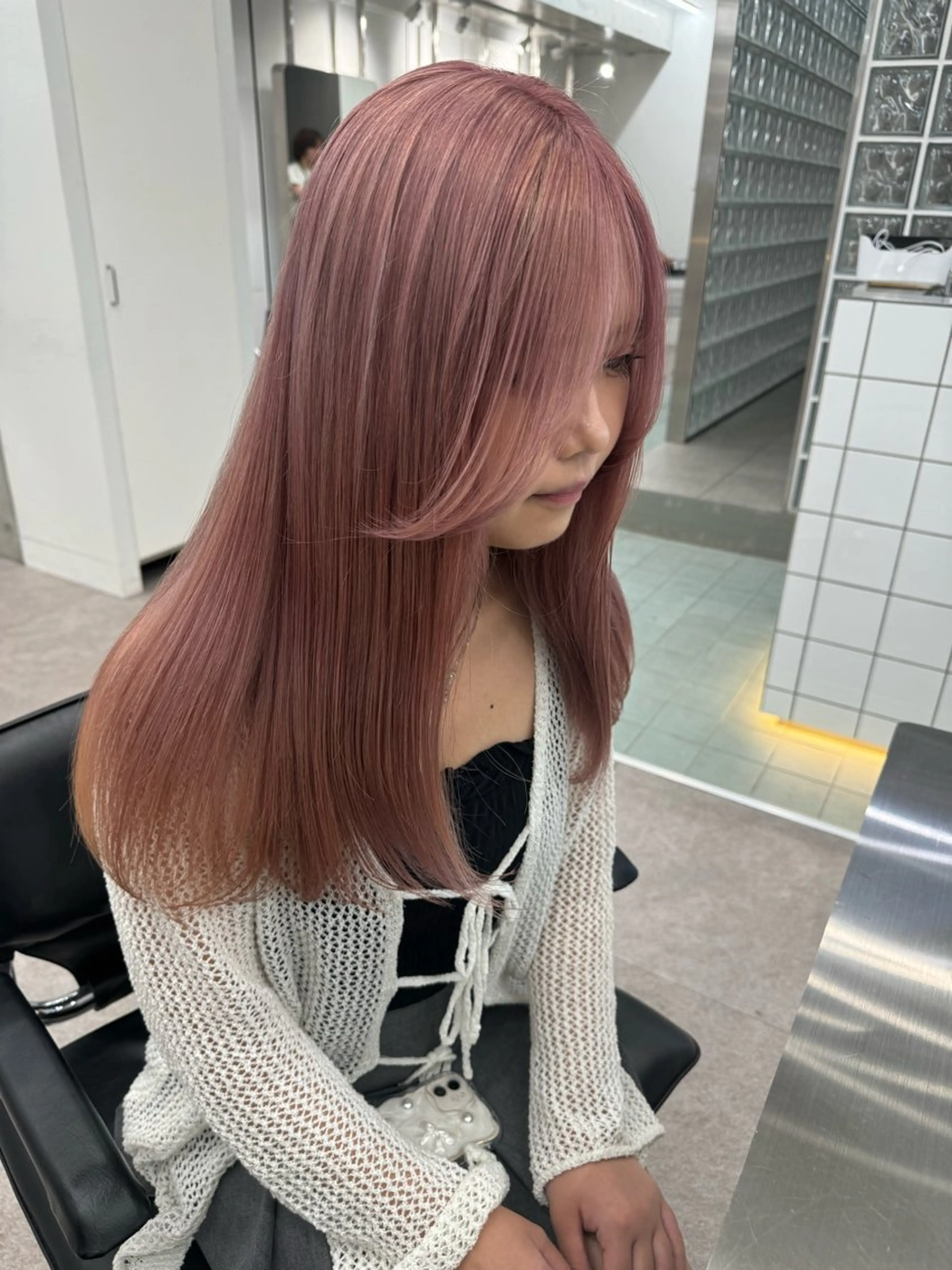 ロング カラー ⭐ハイトーンブリーチ ミルクティーピンクのヘアスタイル