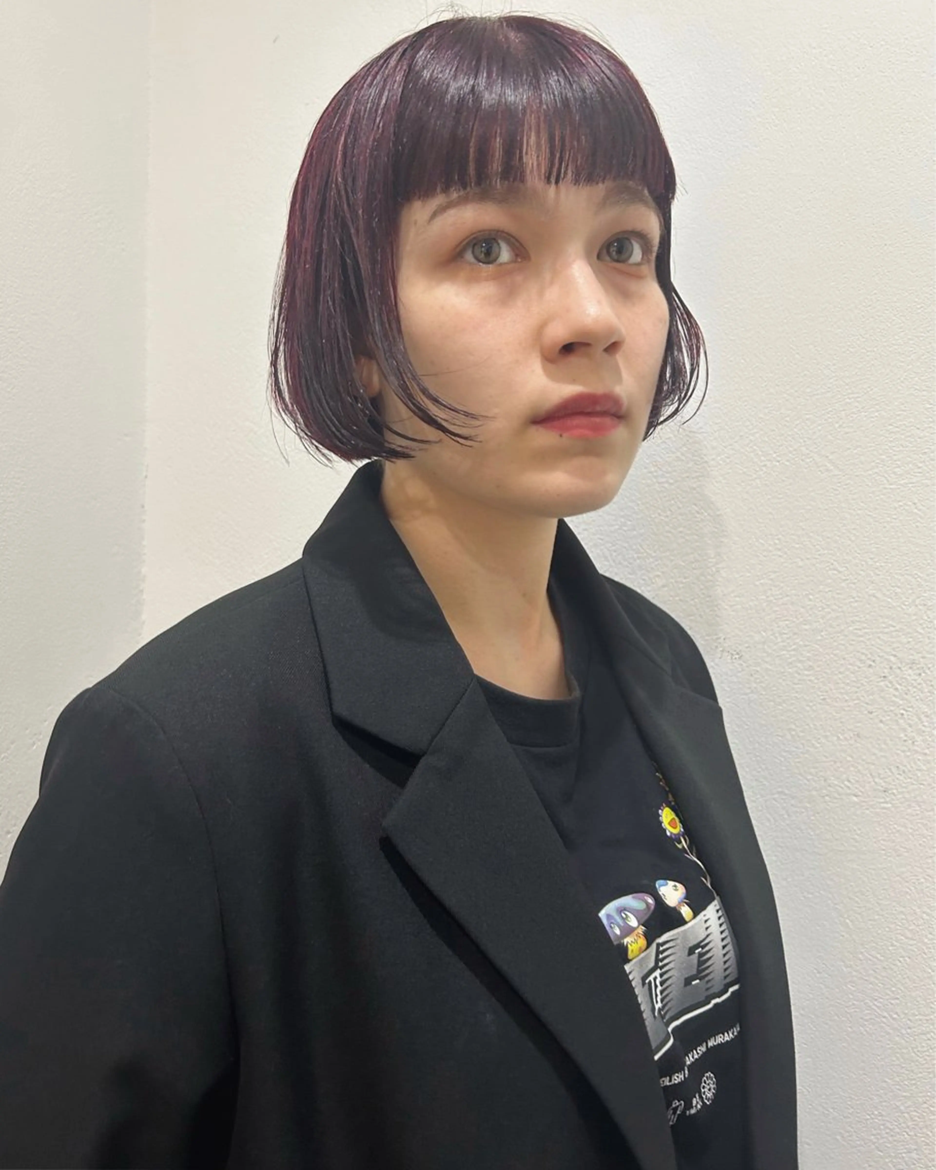 ショート カラー ボルドーカラー ボブ オン眉 カット ヘアカラー トリートメント Loom.所属・村上雅人 ナチュラルモードのヘアスタイル