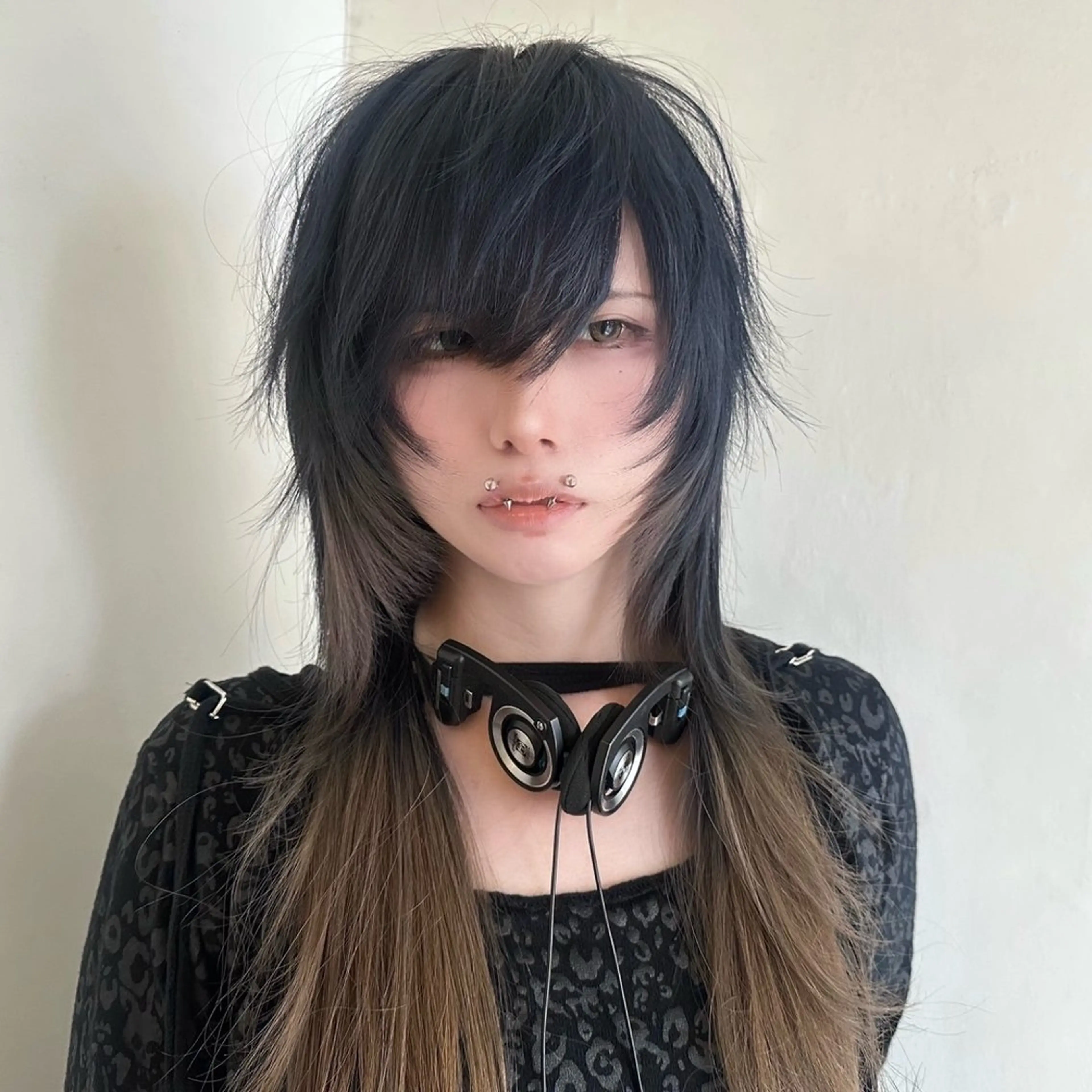 ロング カラー ブラウンカラー デザインカラー ネイビーカラー ロング ウルフカット カット ヘアカラー K.e.y所属・mi sakiのヘアスタイル