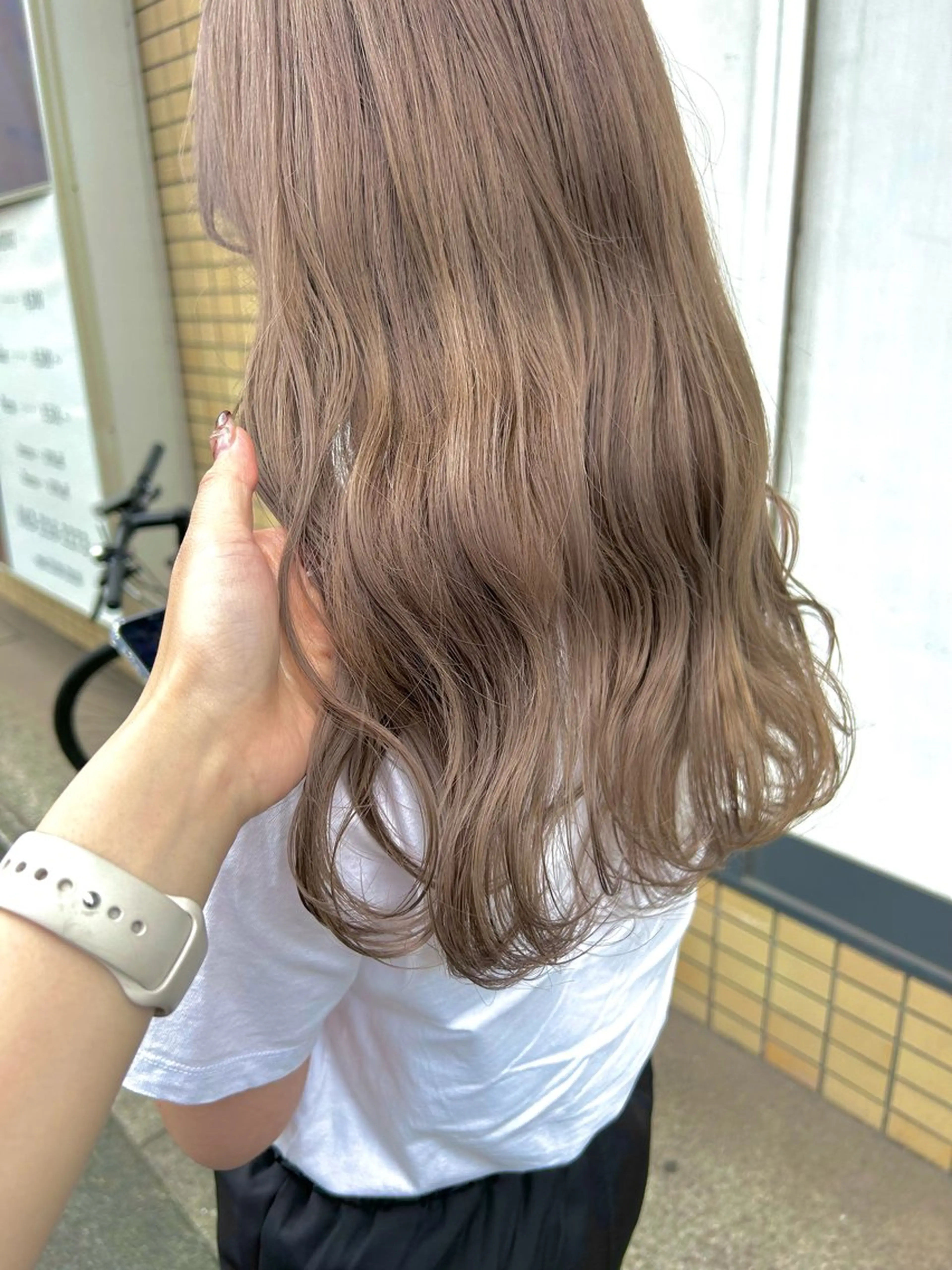 セミロング W所属・小林 朋花のヘアスタイル