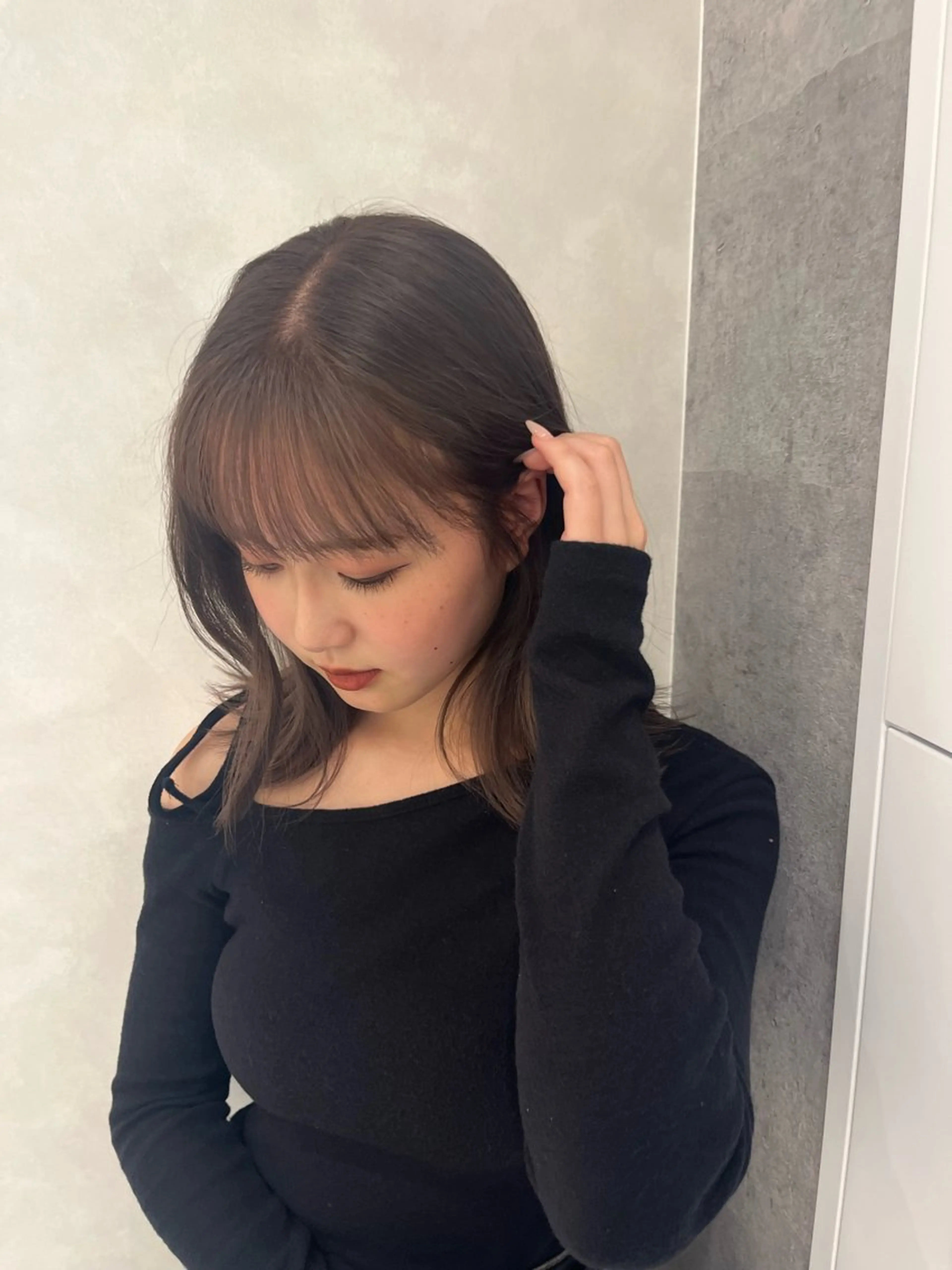 ミディアム カラー ブリーチ 透明感カラー グレージュ ハイトーンカラー ボブ enu  hair所属・ブリーチなしベージュ レイヤーカットはるかのヘアスタイル