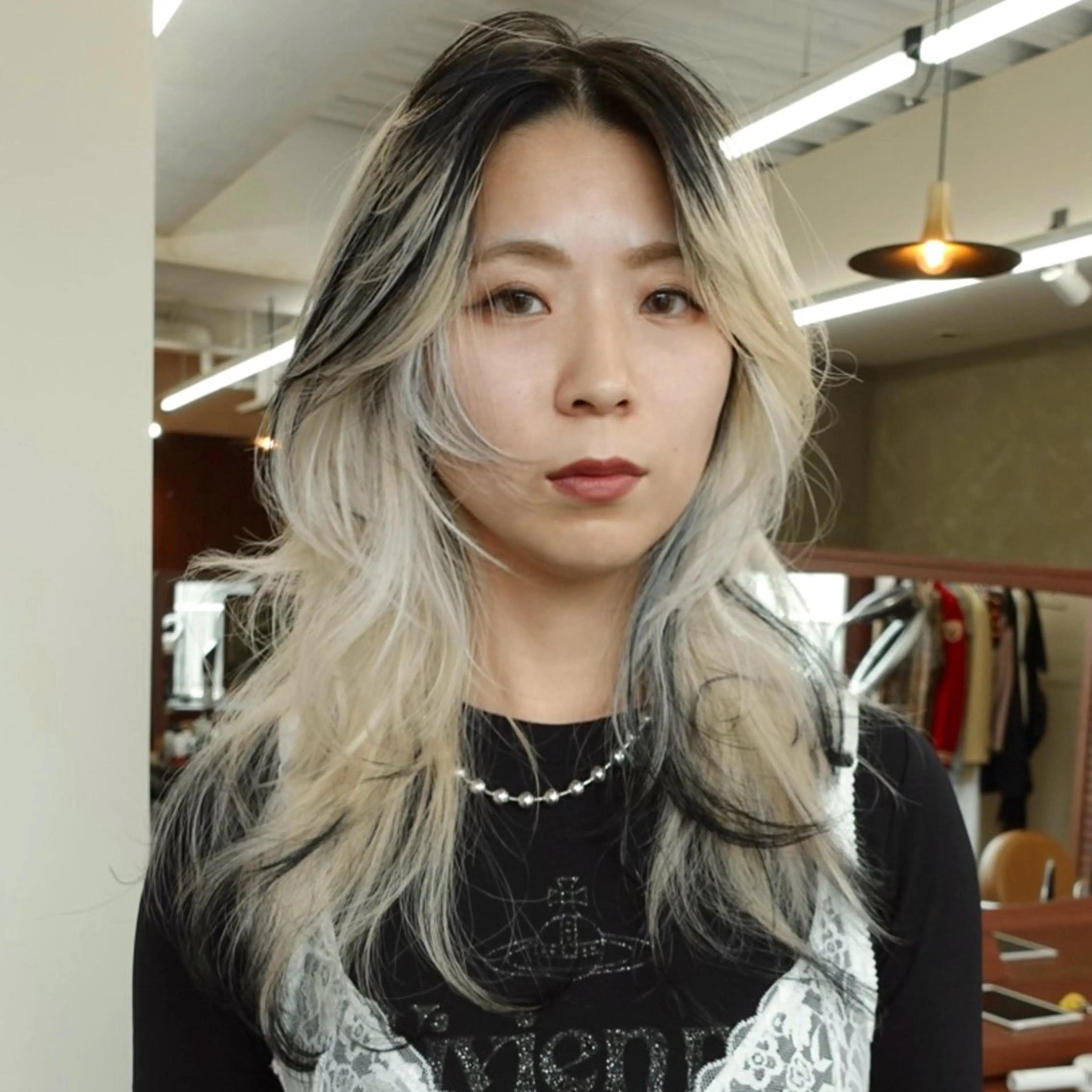 ミディアム カラー ショートボブ ミディアムパーマ ブリーチ ブロンド ケアブリーチ カット ヘアカラー トリートメント レイヤー専門家 ダブルカラー修のヘアスタイル