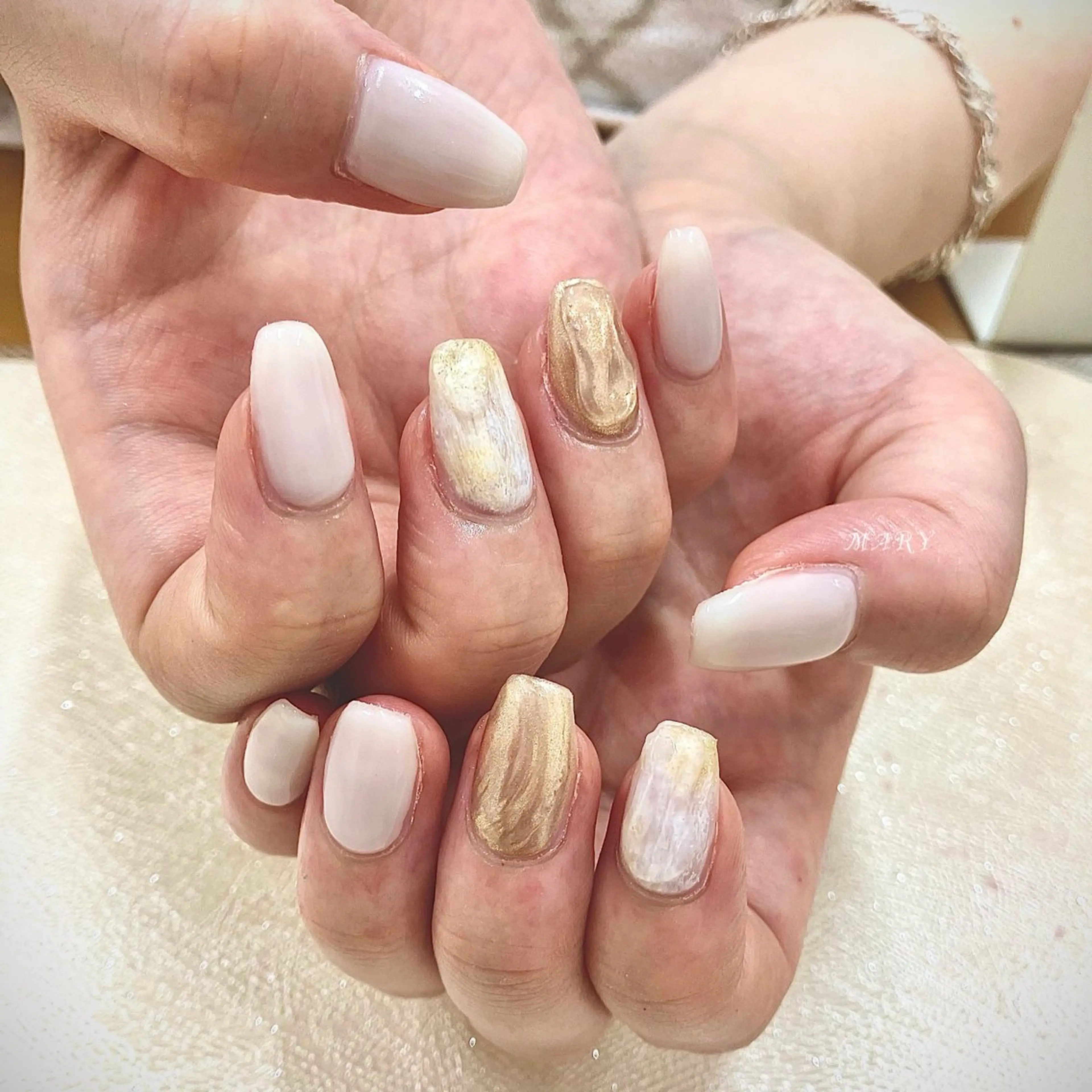 ネイル ゴールド ミラーネイル ニュアンスネイル ワンカラーネイル ホワイト ハンドネイル Mary nail所属・Mary nail .narumiのネイルデザイン