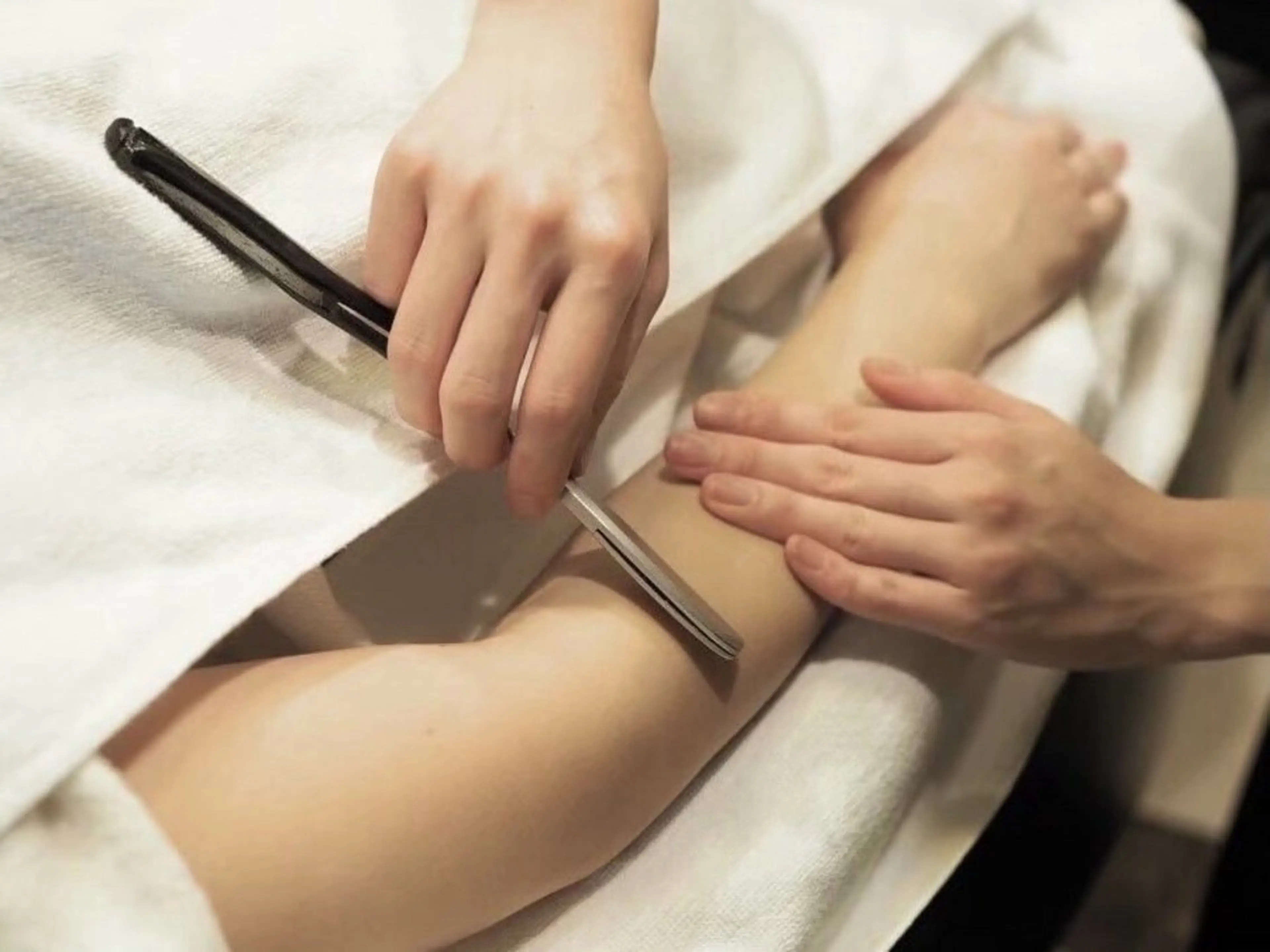 ドレスフルコース指先［顔+眉毛+背中1/3+デコルテ+肩から指先］の写真