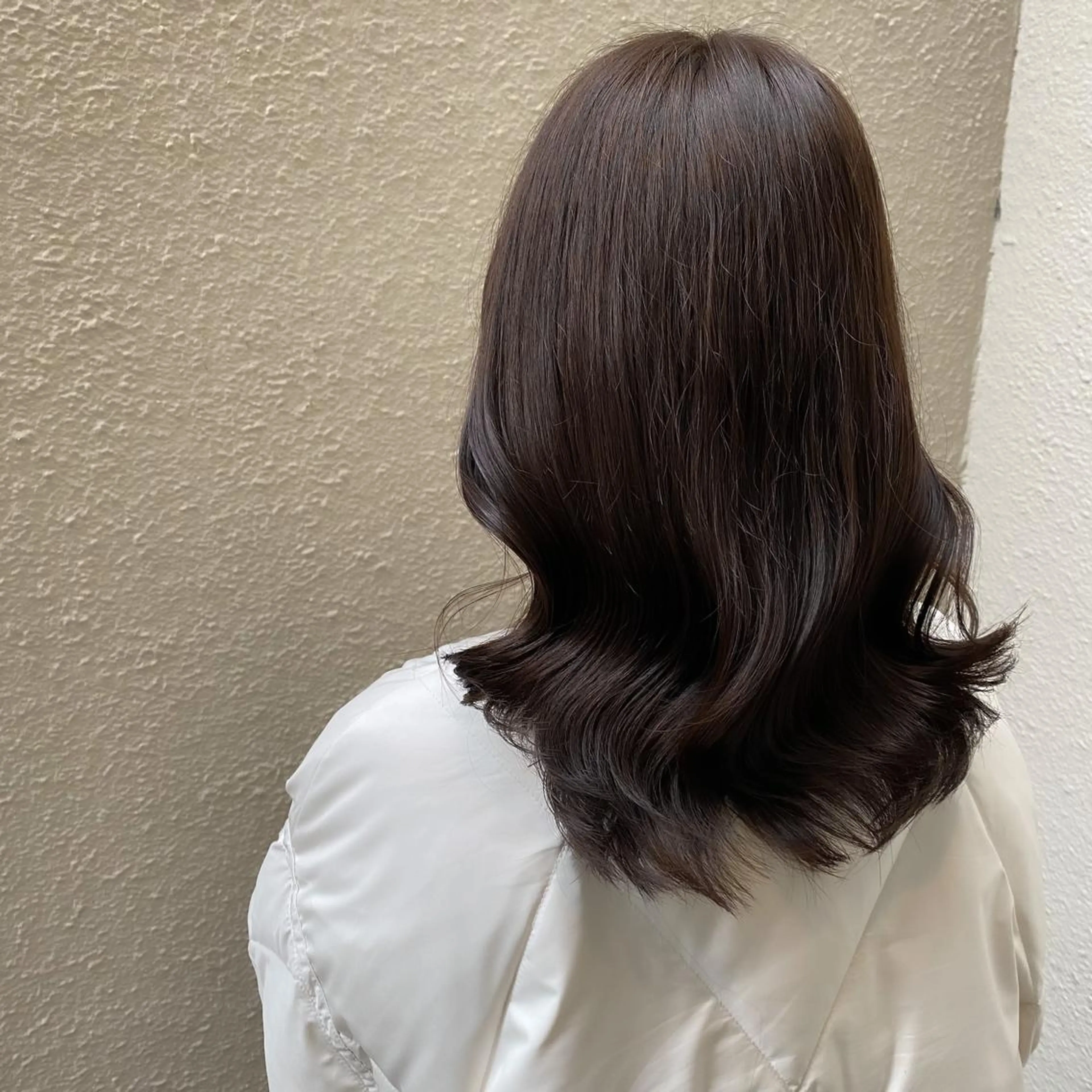 ミディアム ブリーチなしカラー/ 顔周りレイヤーカットのヘアスタイル