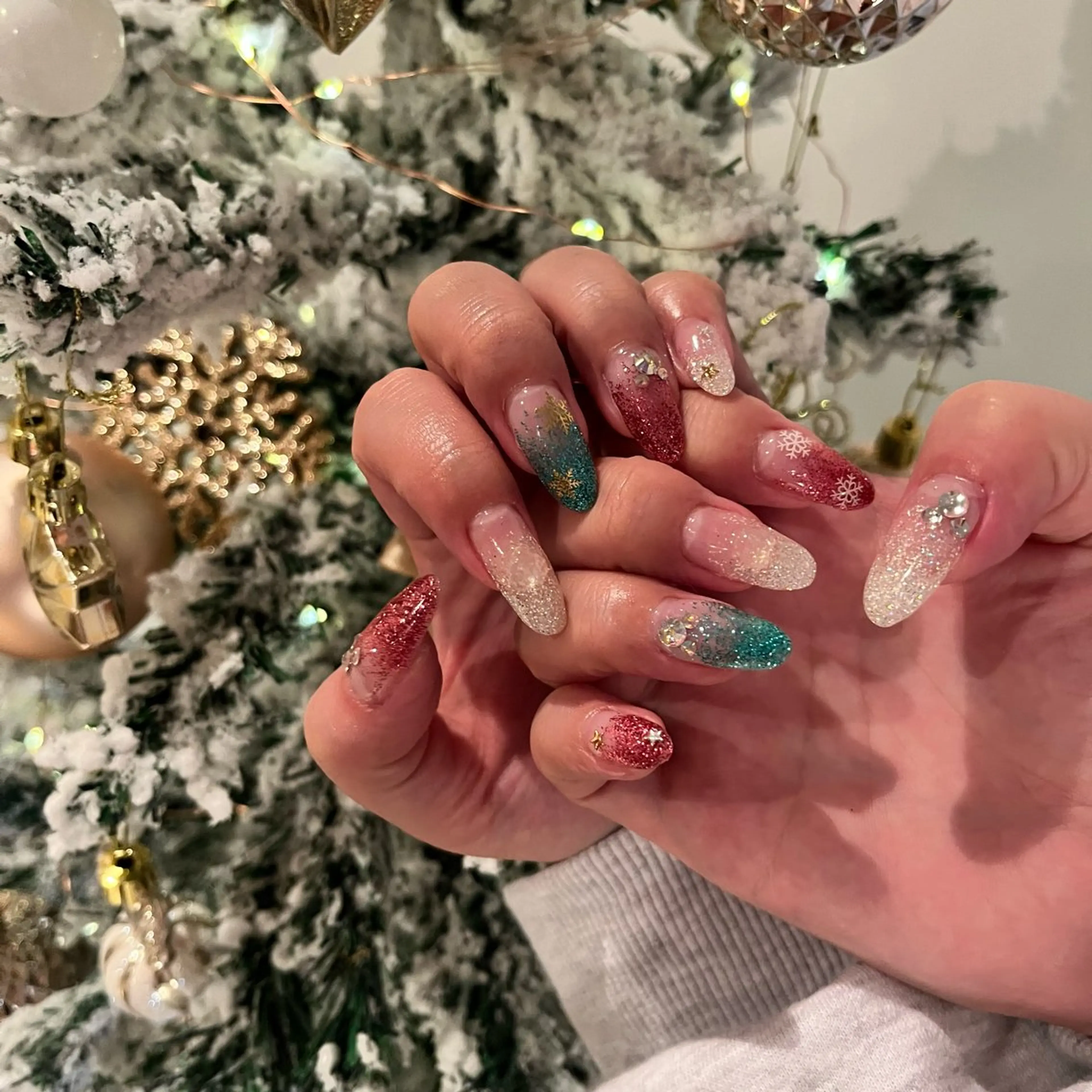 ネイル グリーン ラメ(グリッター) ラメグラデーション 赤色 ハンドネイル DariL Ayaのネイルデザイン