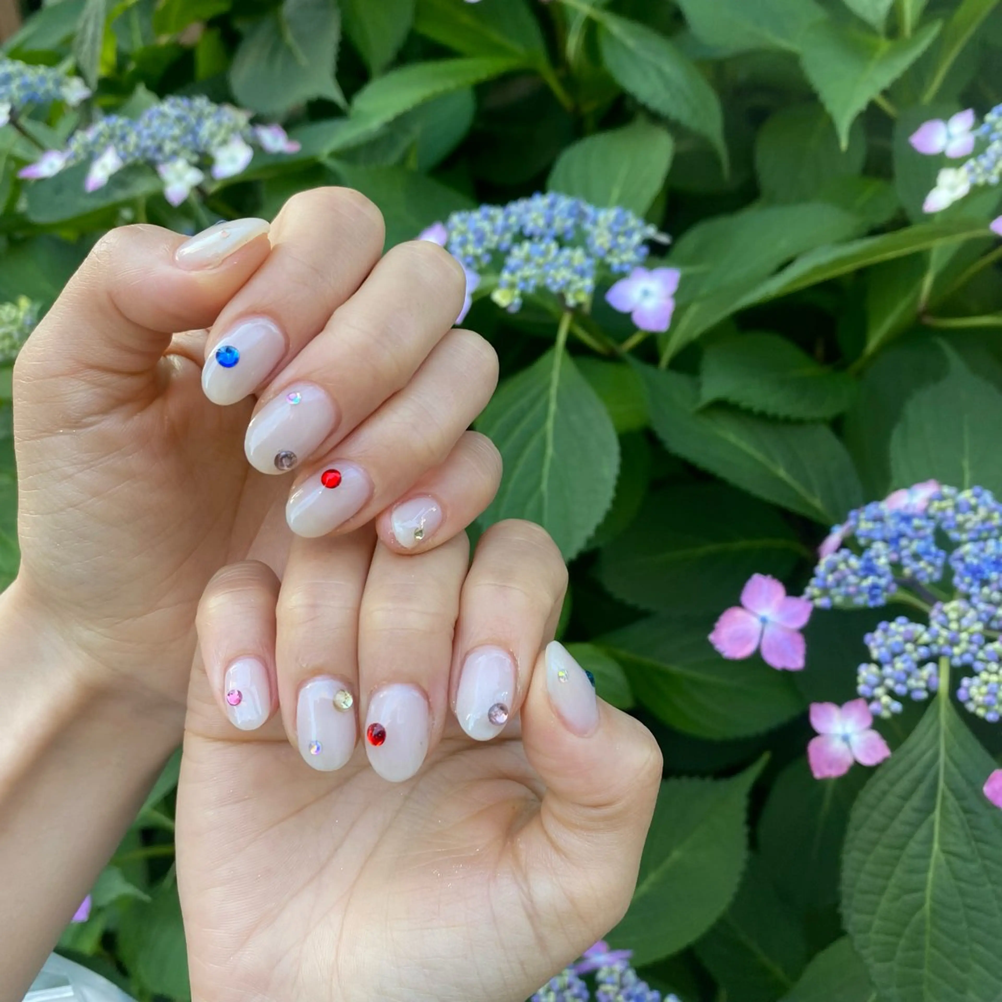 ネイル ワンカラーネイル シンプルネイル ストーンネイル ホワイト ハンドネイル Private salon Dux所属・肌管理&nail Salon  Duxのエステ・リラクイメージ