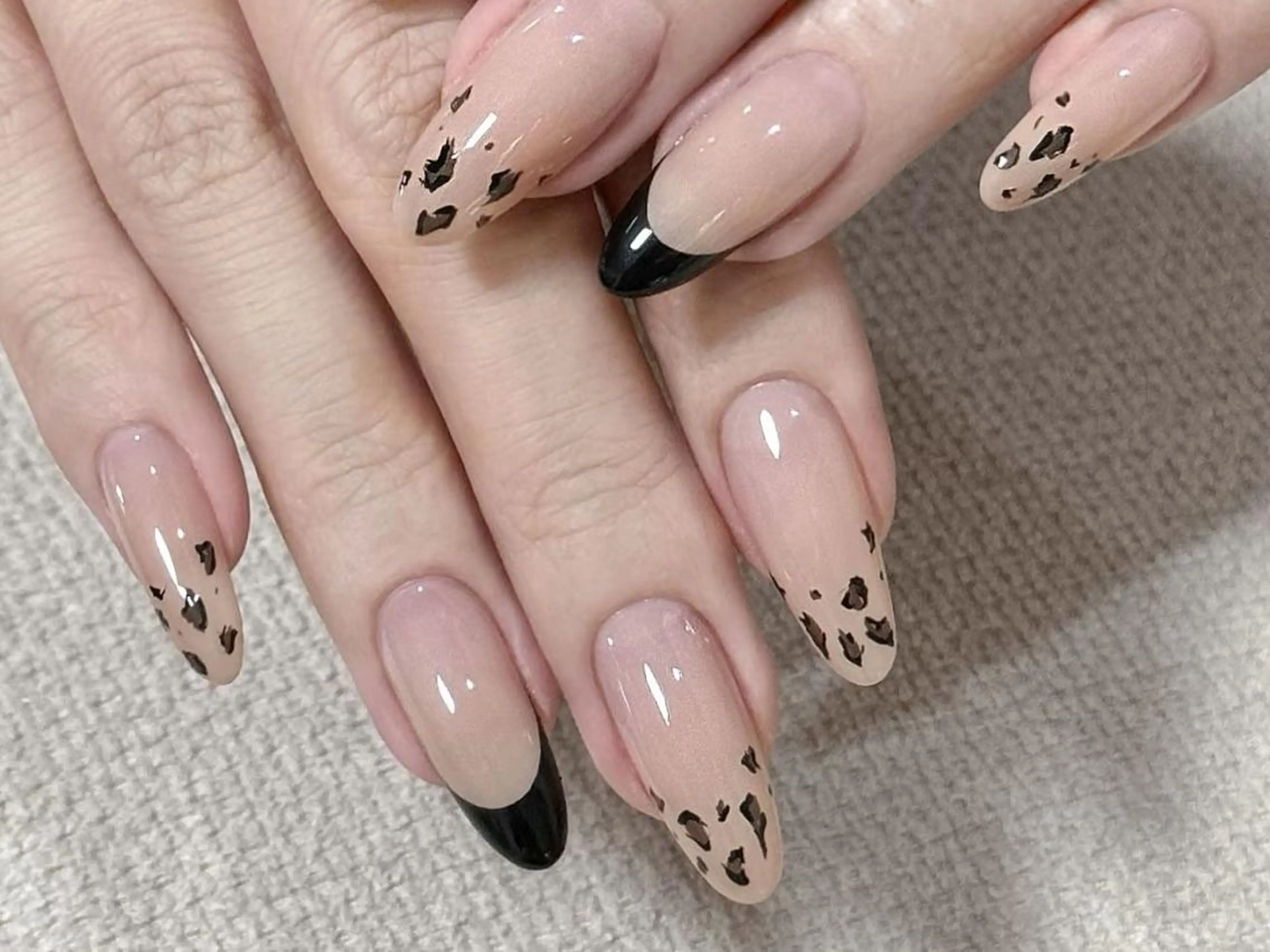 ネイル カジュアル フレンチネイル ジェルネイル ホログラムネイル ミディアムネイル ハンドネイル ハンドケア 💗NA.YUKI NAIL💗のネイルデザイン