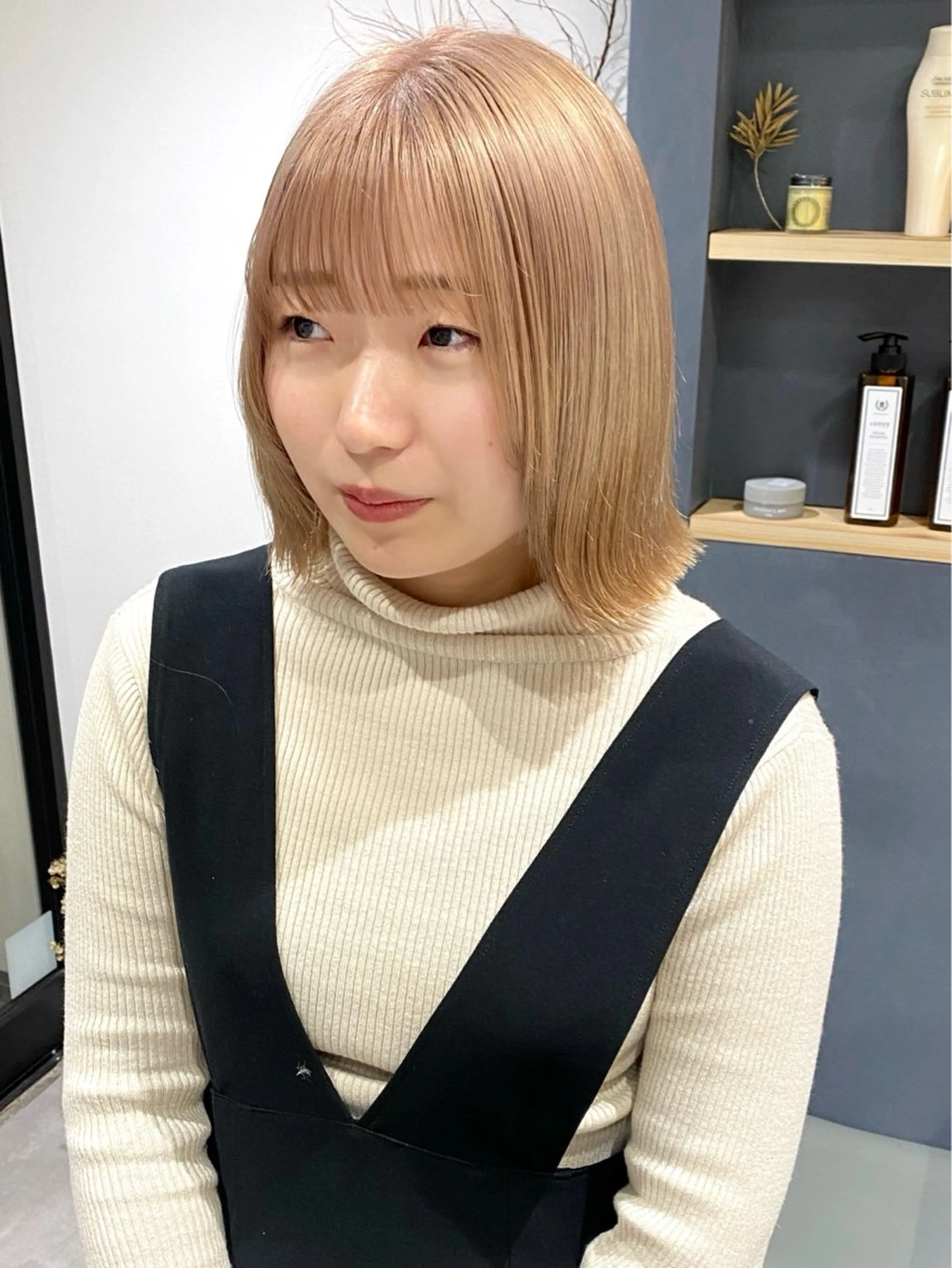 ミディアム カラー 切りっぱなしボブ ベージュカラー ブリーチ ケアブリーチ 透明感カラー カット ヘアカラー トリートメント saki🌼ボブ× 透明感カラー🌼のヘアスタイル