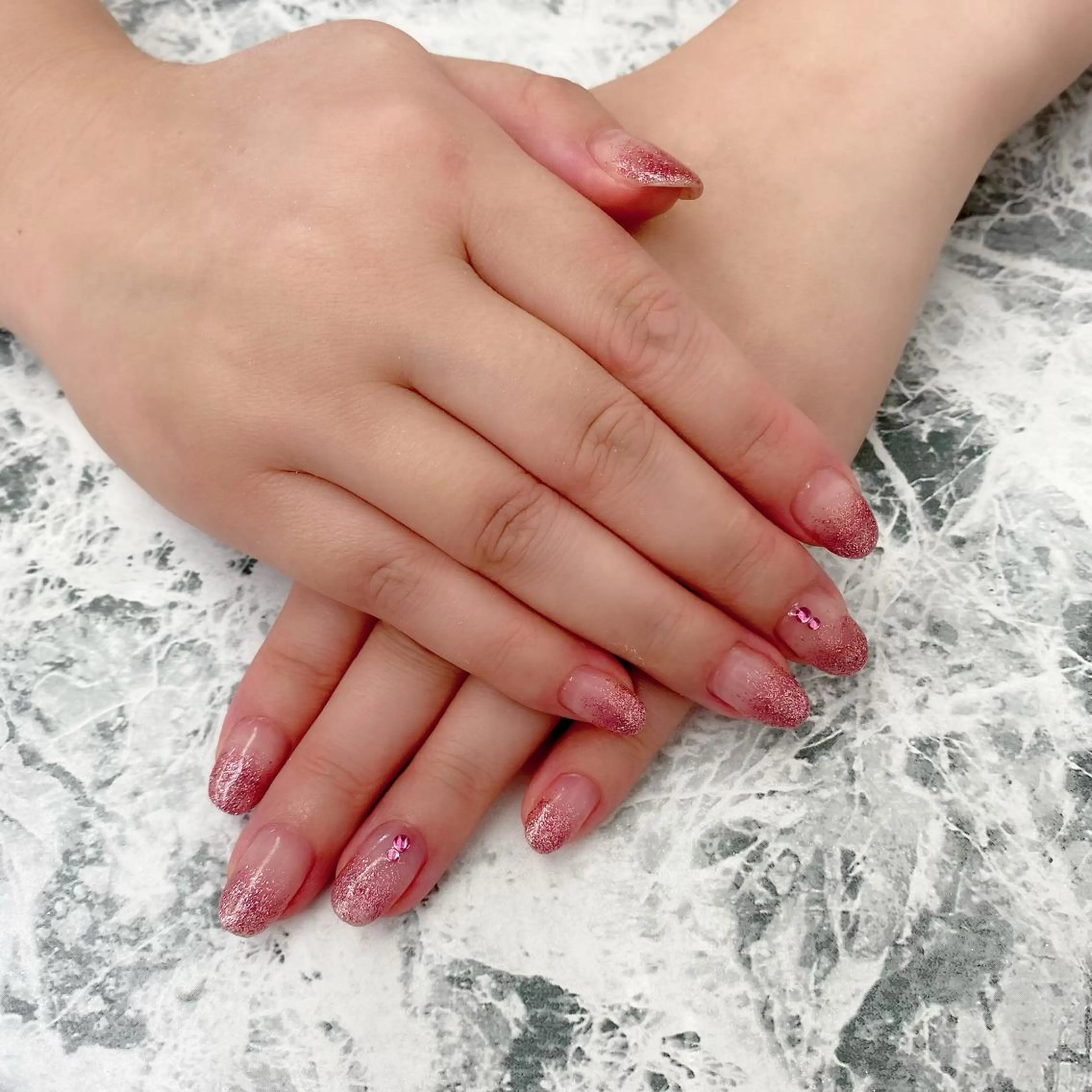 ネイル ラメ(グリッター) ラメグラデーション ピンク ストーンネイル Can I Dressy  溝ノ口店所属・F. Neneのネイルデザイン