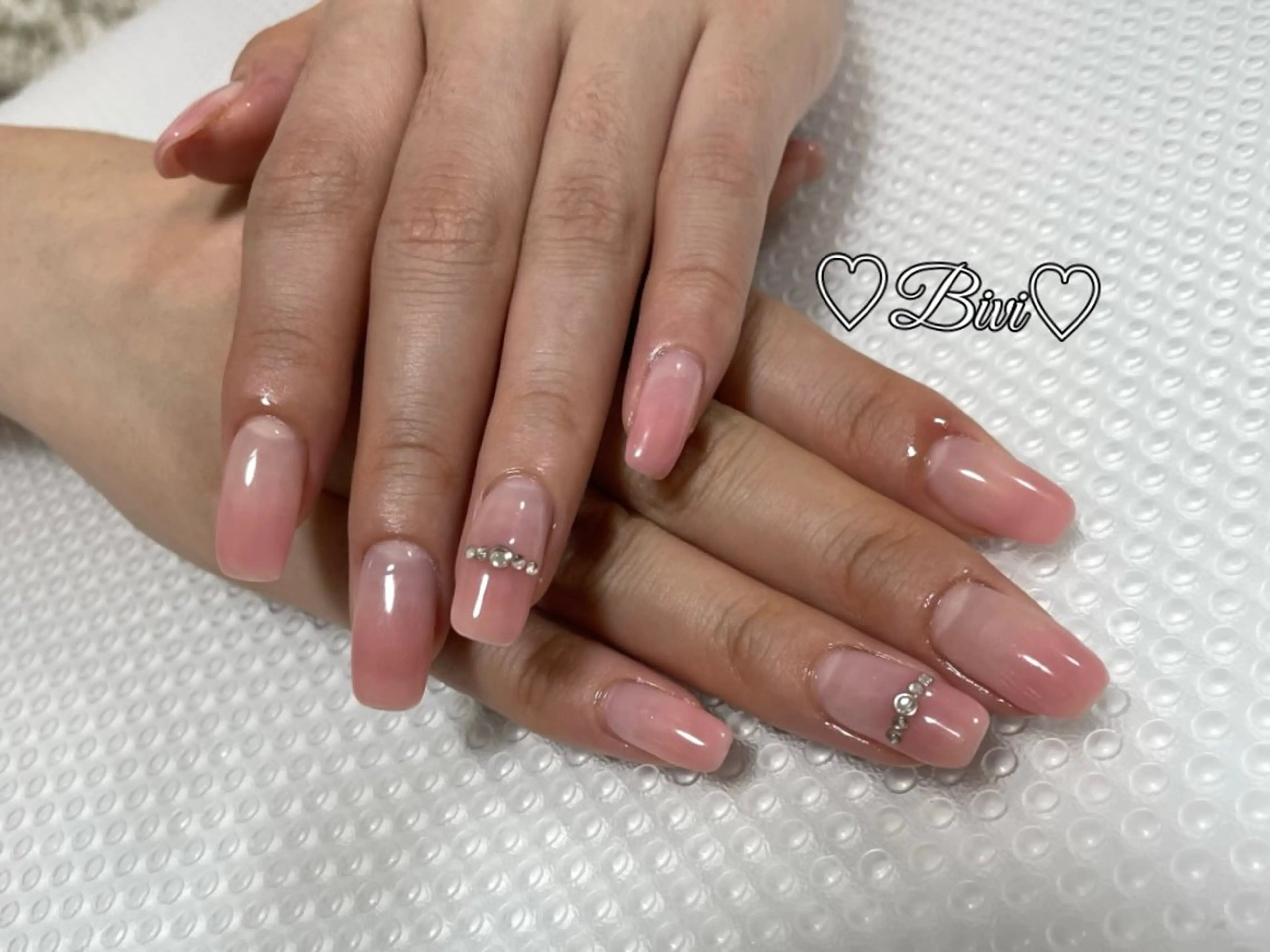 ネイル アートネイル フラッシュネイル ラメ(グリッター) シルバー 春ネイル ハンドネイル ハンドケア ♡Bivi♡自爪に 優しいネイルサロンのネイルデザイン